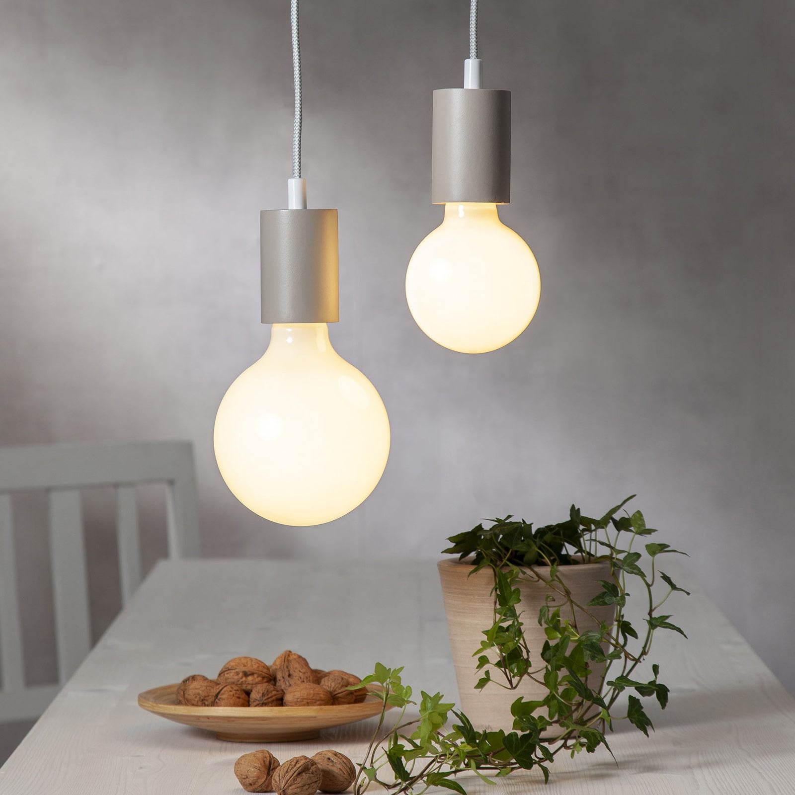 LED-globepære E27 G95 7,5W 2700K dimbar opal 3-stegs - STAR TRADING opplyst