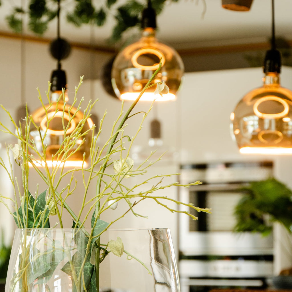 LED globepære Floating G200 E27 4,5W 2200K dimbar gull i bruk