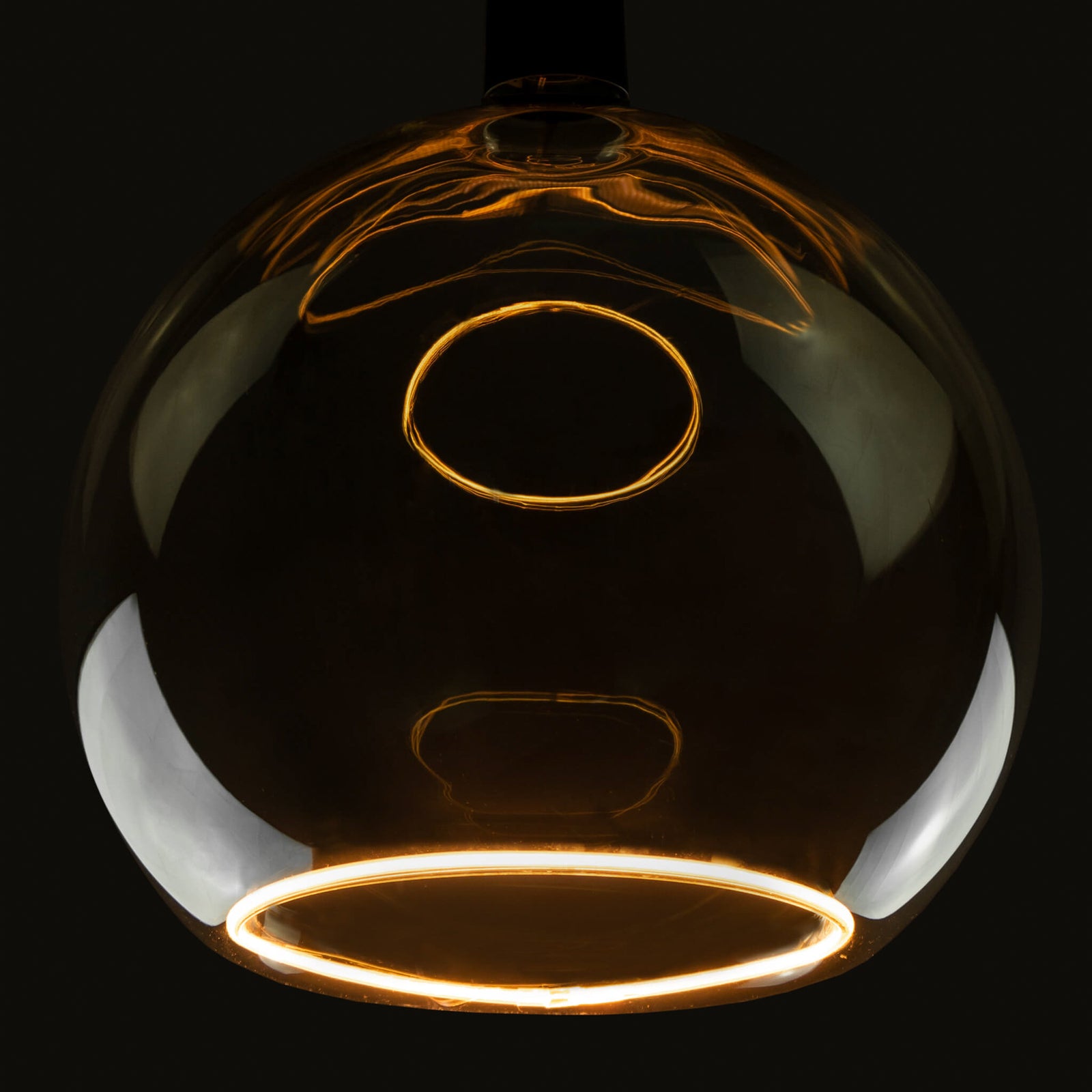 LED-globepære Floating G300 E27 8W 1900K røykgrå montert i lampe