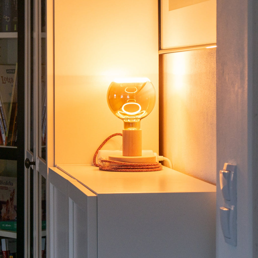 Detalj av LED globepære G125 E27 6W 1900K røykgrå åpent glass