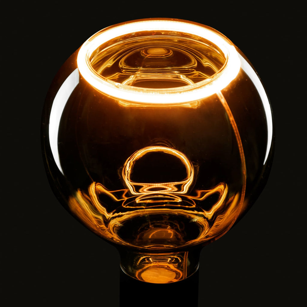 Nærbilde av LED globepære G125 E27 6W 1900K røykgrå åpent glass filament