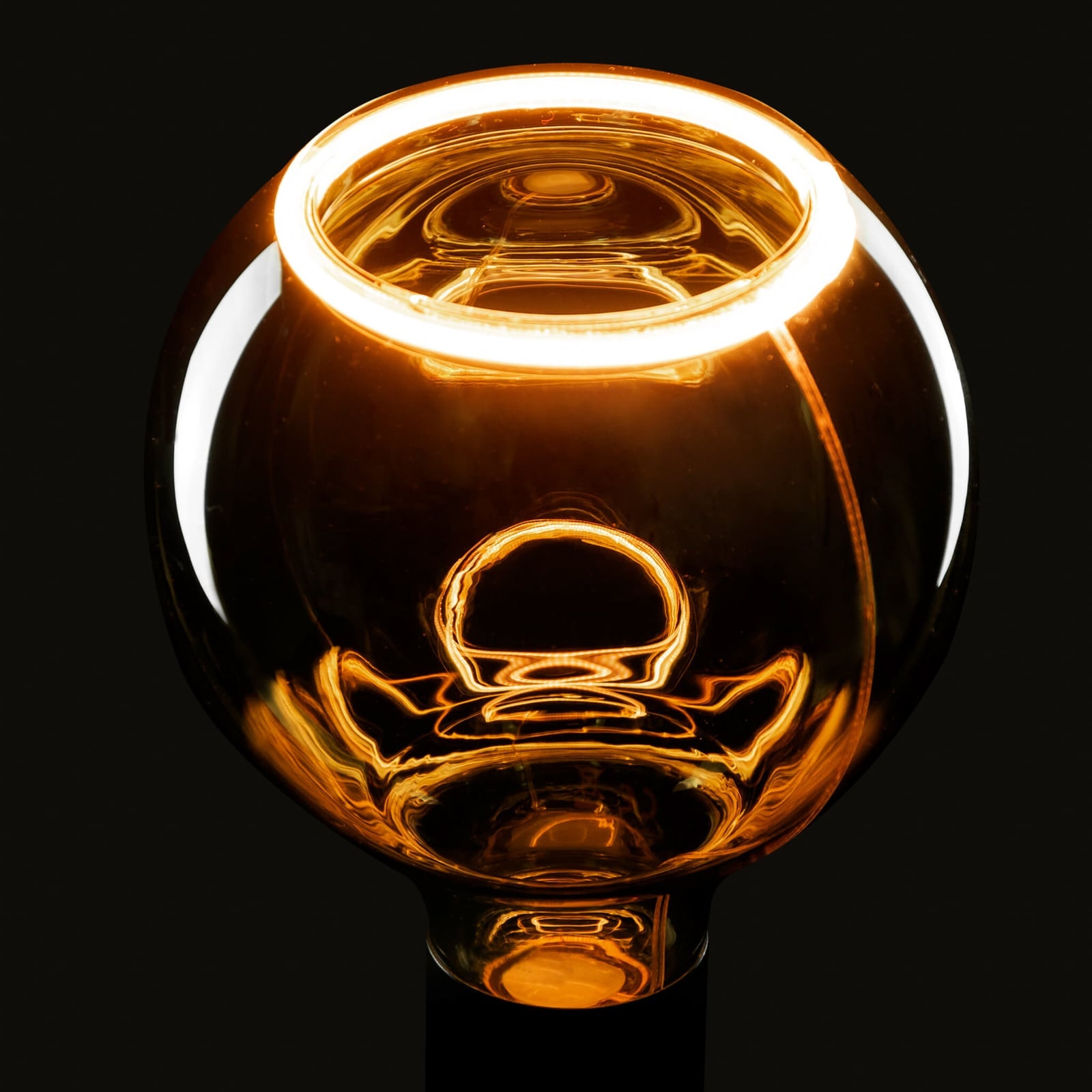 Nærbilde av LED globepære G125 E27 6W 1900K røykgrå åpent glass filament