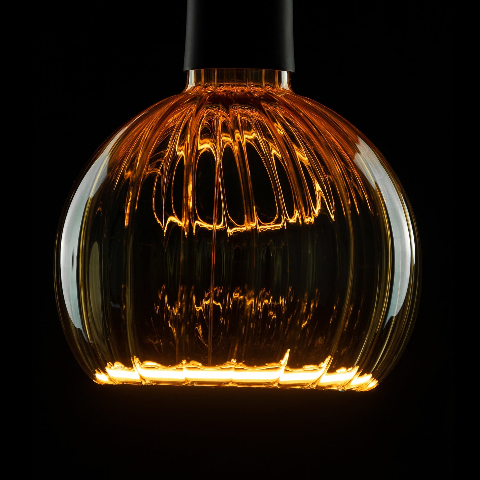 LED-globepære G150 E27 4W 2200K dimbar gull detalj av glass