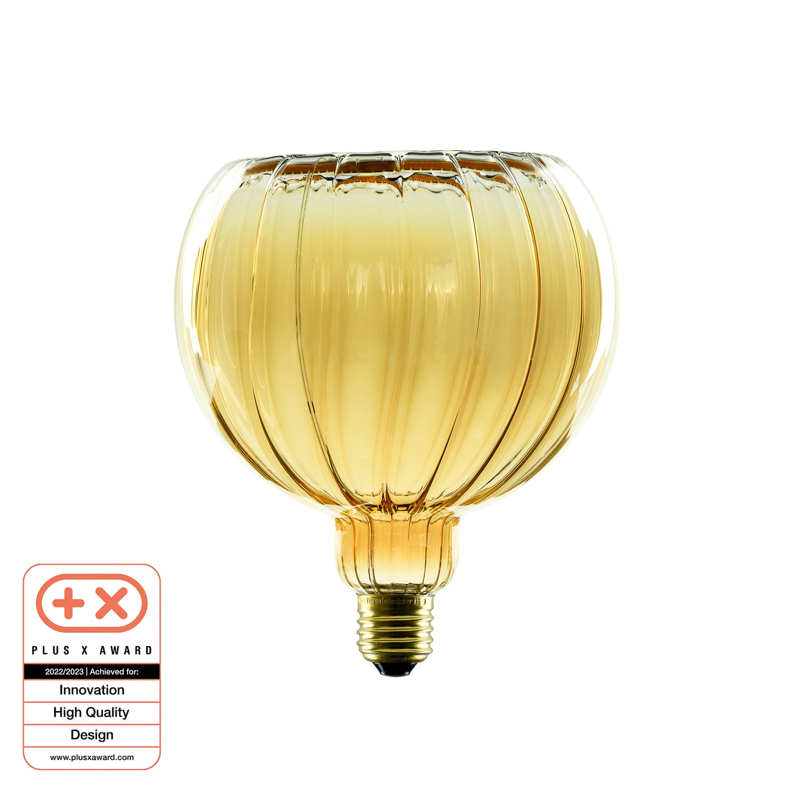 LED-globepære G150 E27 4W 2200K dimbar gull montert i lampe