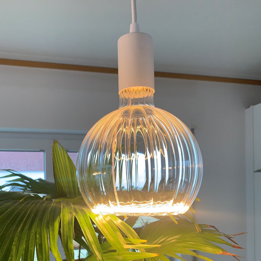 LED-globepære G150 E27 4W 2200K dimbar gull nærbilde av sokkel