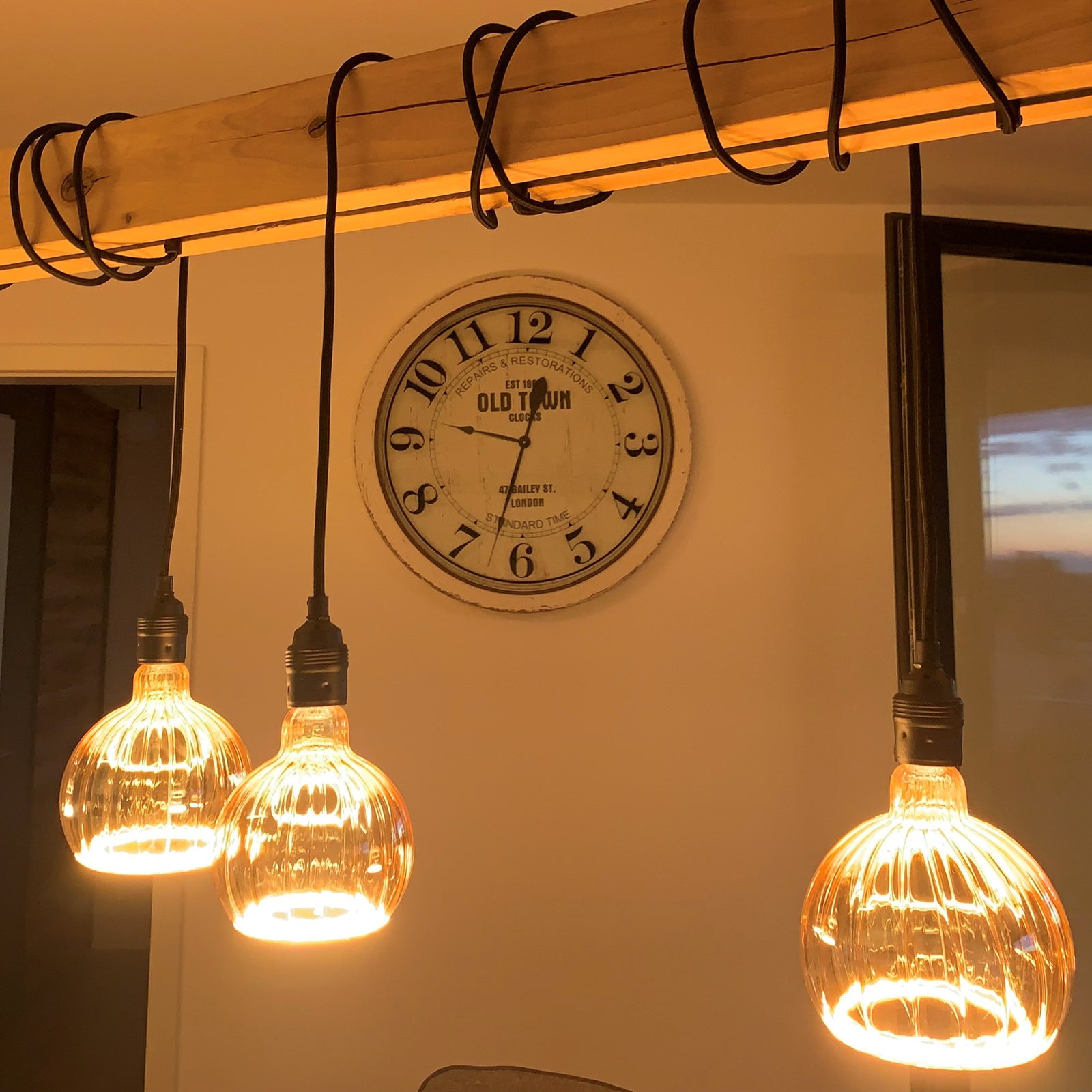 LED-globepære G150 E27 4W 2200K dimbar gull i interiør