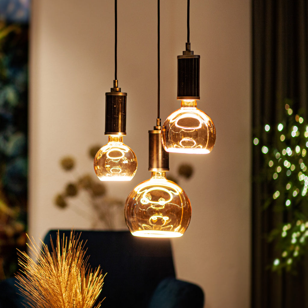 LED globepære G150 E27 6W 1900K røykgrå dimbar montert i lampe