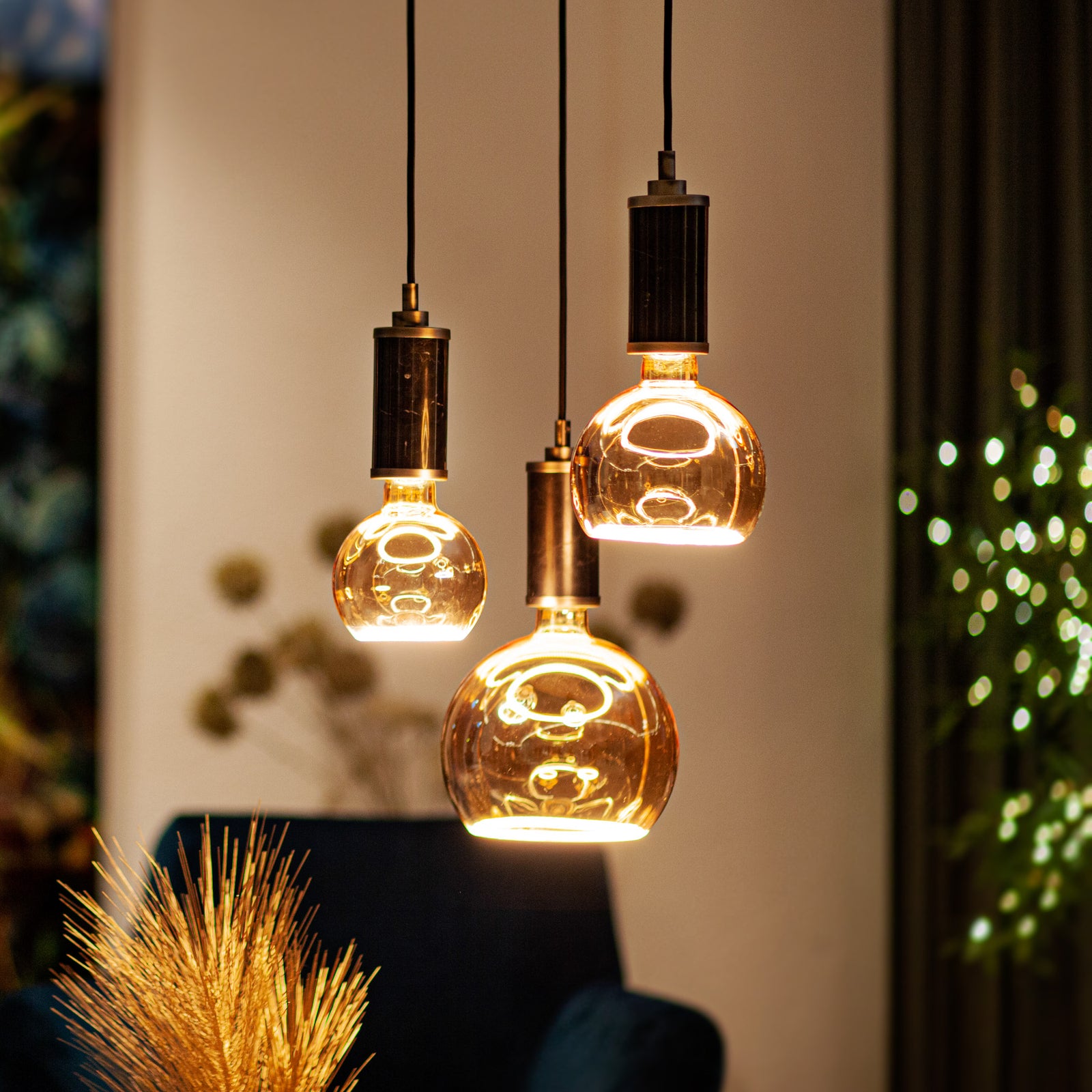 LED globepære G150 E27 6W 1900K røykgrå dimbar montert i lampe