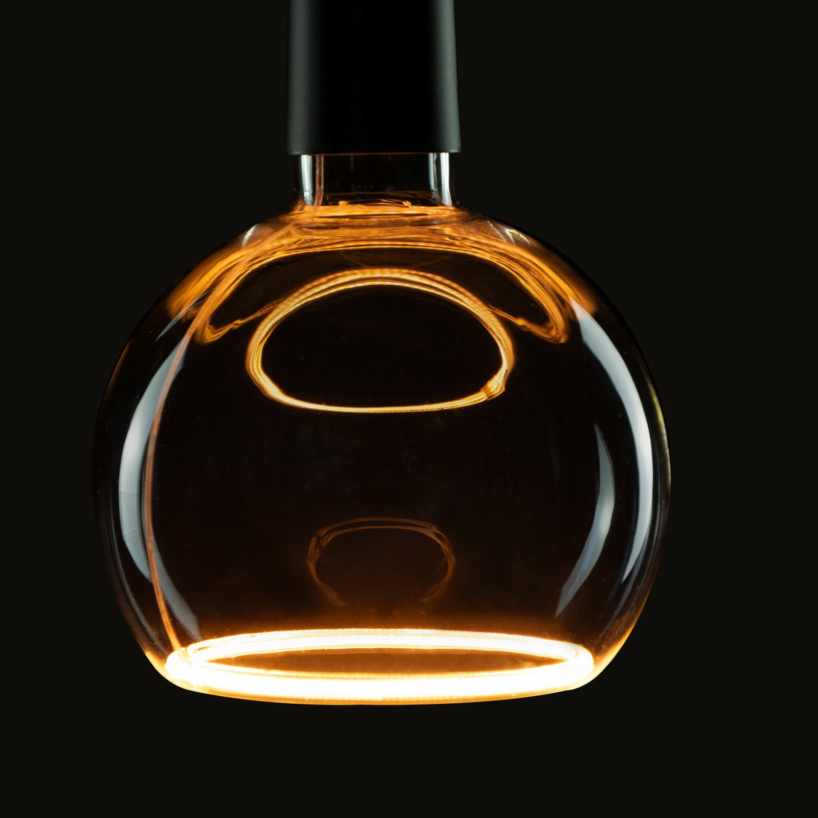Nærbilde av LED globepære G150 E27 6W 1900K røykgrå dimbar filament