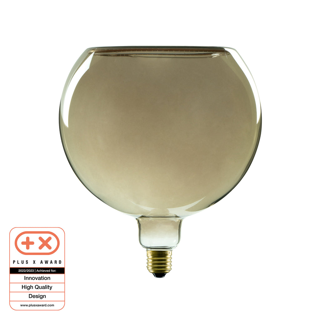 LED-globepære G200 E27 6W 1900K dimbar røykfarget montert i lampe