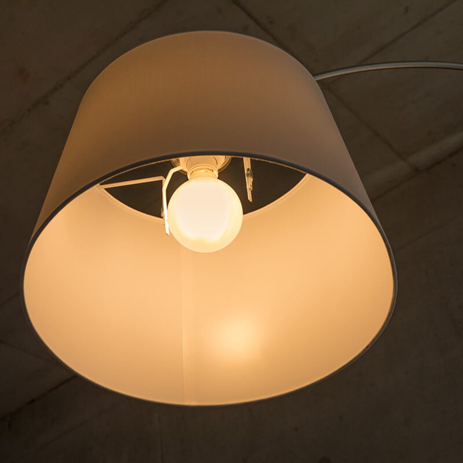 Montert LED globepære G95 E27 11W 2700K varmhvit 1521 lm - OSRAM i lampe