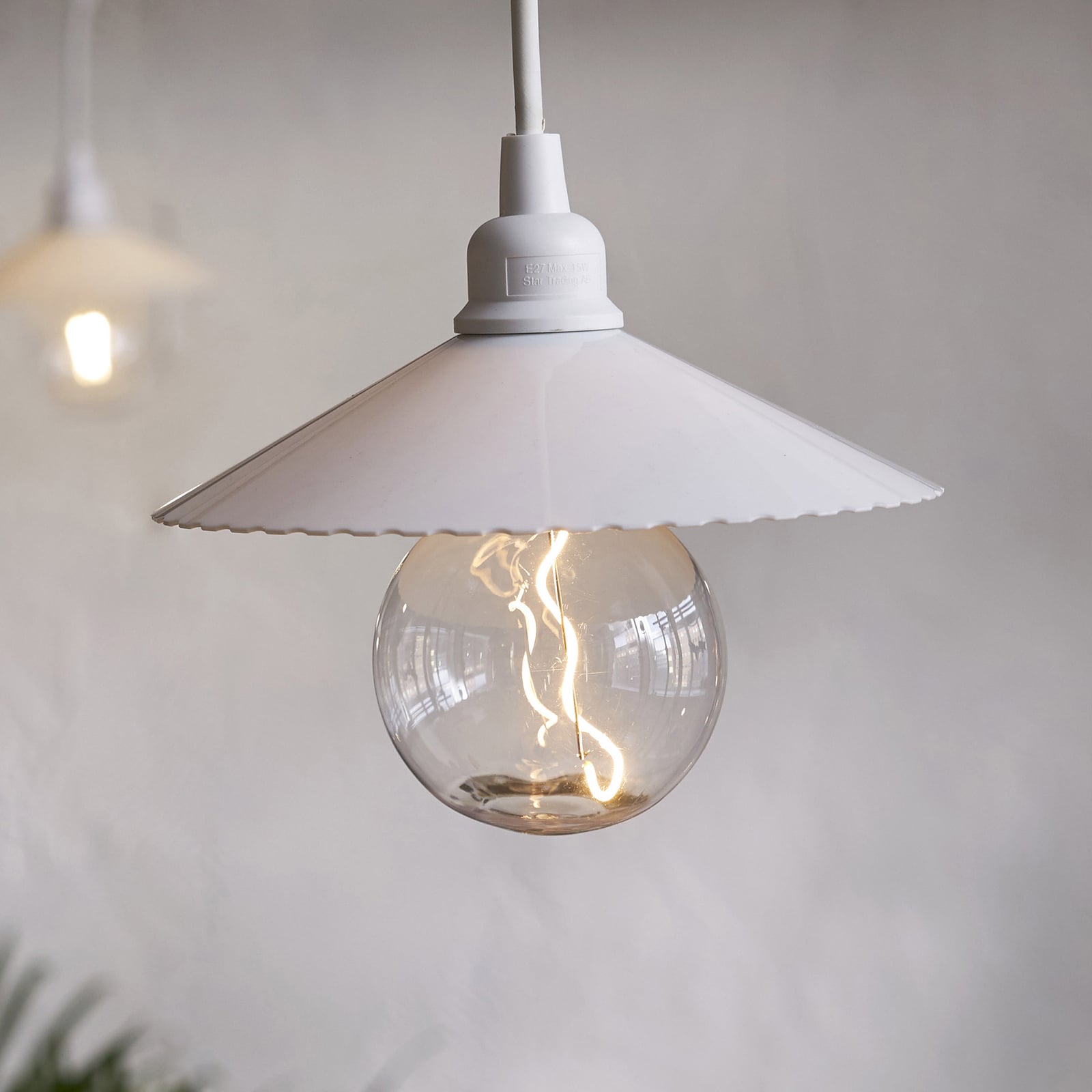 Detalj av LED globepære G95 E27 1W 2200K filament klar - STAR TRADING