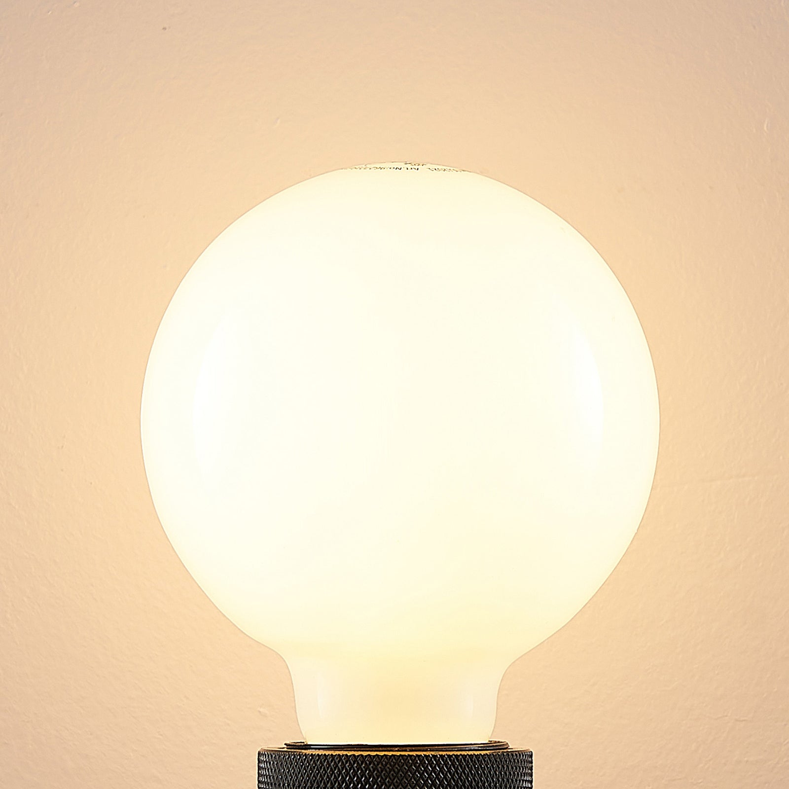 LED globepære G95 E27 8W 2700K dimbar opal nærbilde
