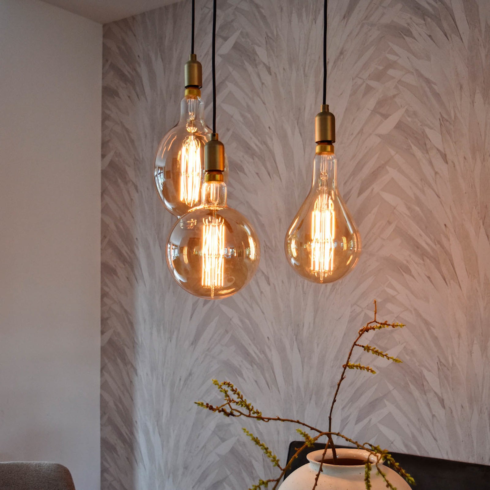 LED globepære Megaglobe G200 E27 10,5W 1100lm dimbar gull lysdetalj