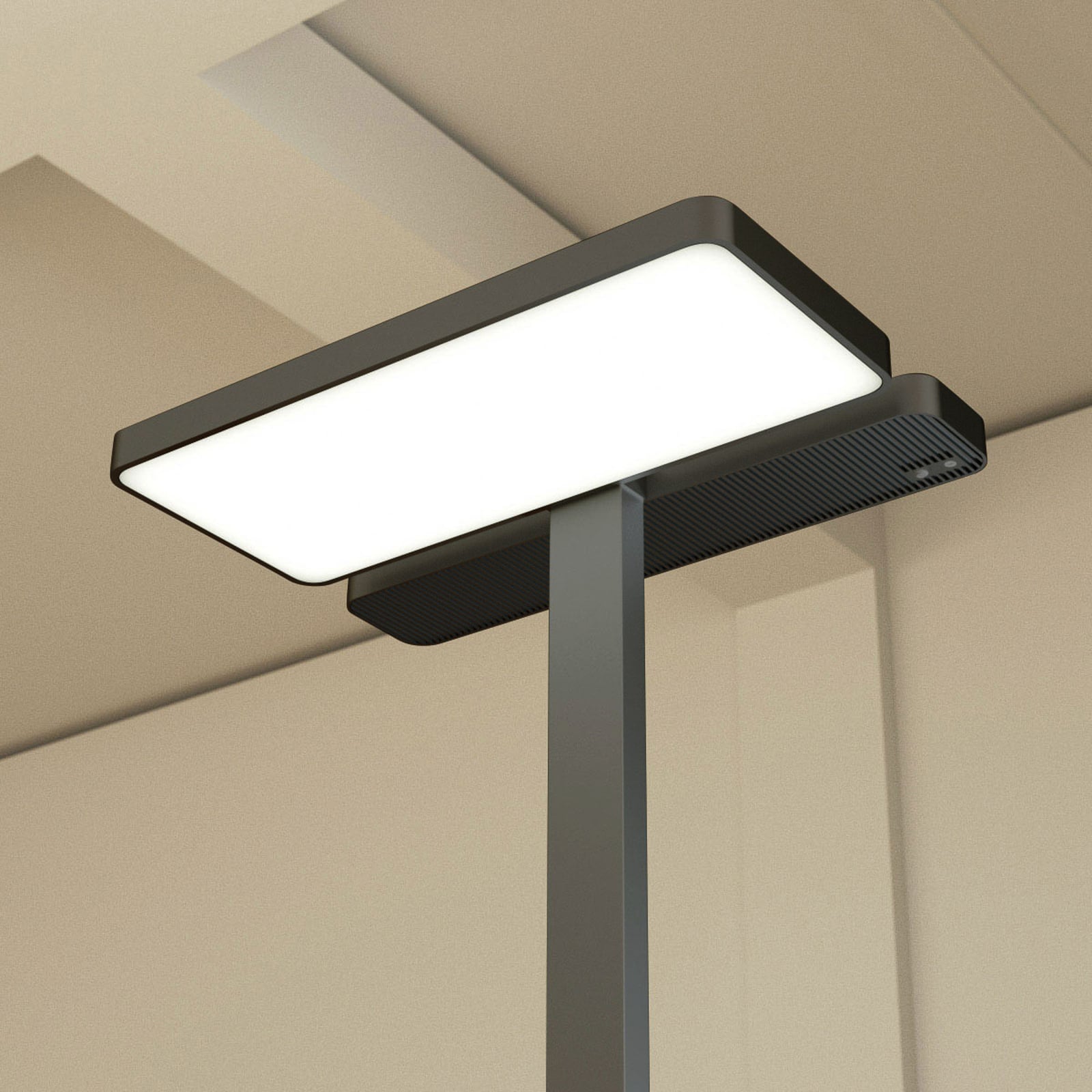 LED-gulvlampe Aila dimbar CCT med bevegelsessensor svart montert i rom