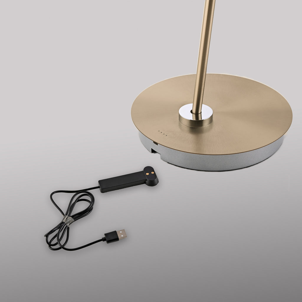 LED gulvlampe Akku-Bente dimbar CCT messing USB-C i bruk