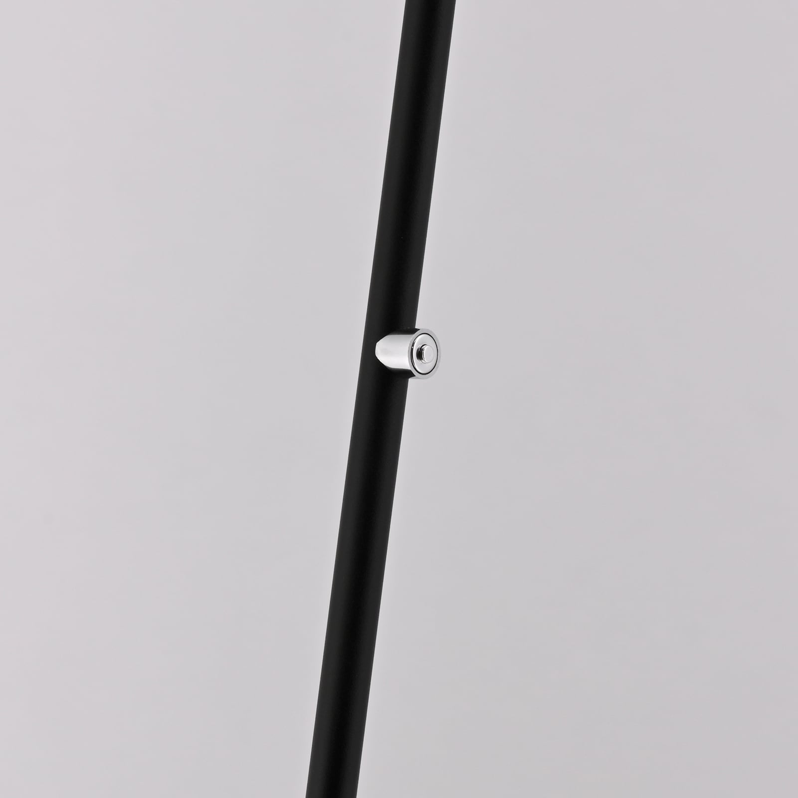 LED gulvlampe Akku-Bente dimbar svart CCT USB-C Paul Neuhaus med USB-C ladeadapter