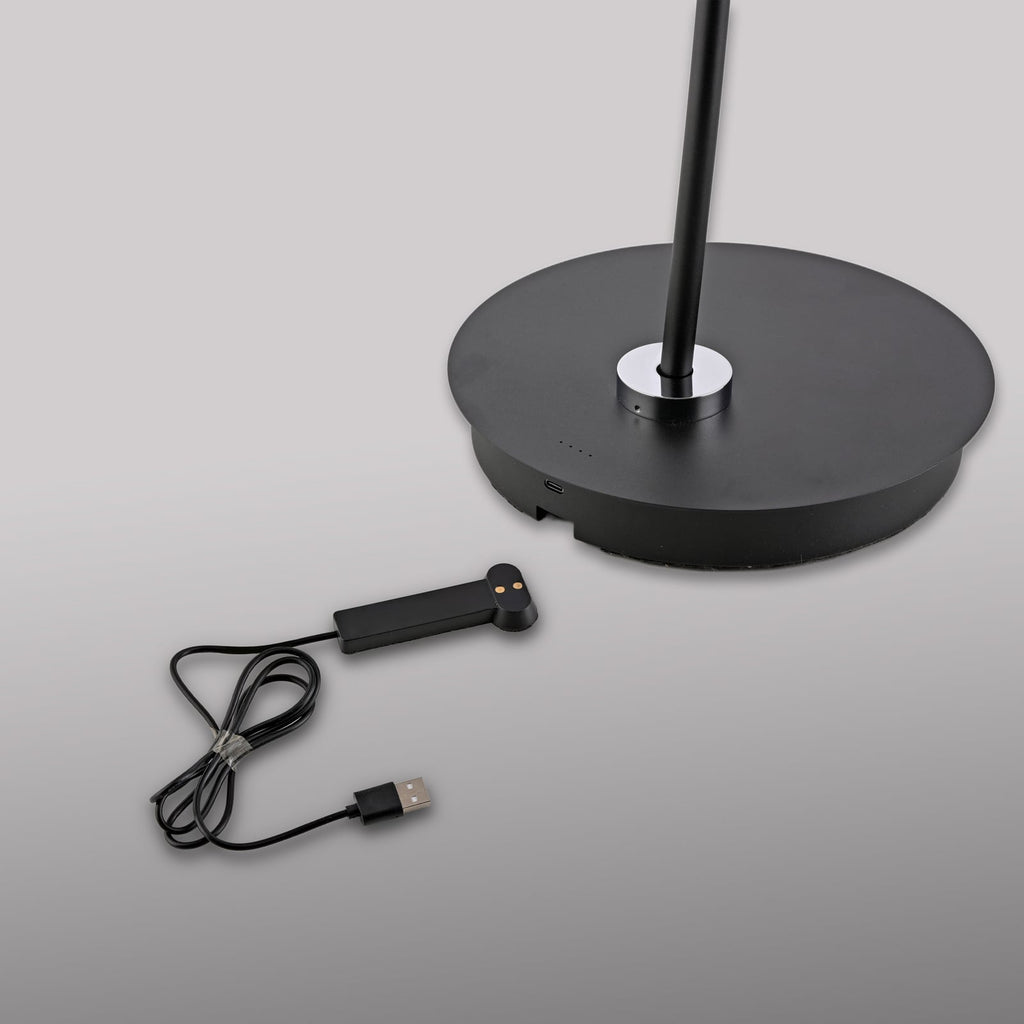 LED gulvlampe Akku-Bente dimbar svart CCT USB-C Paul Neuhaus lys i bruk
