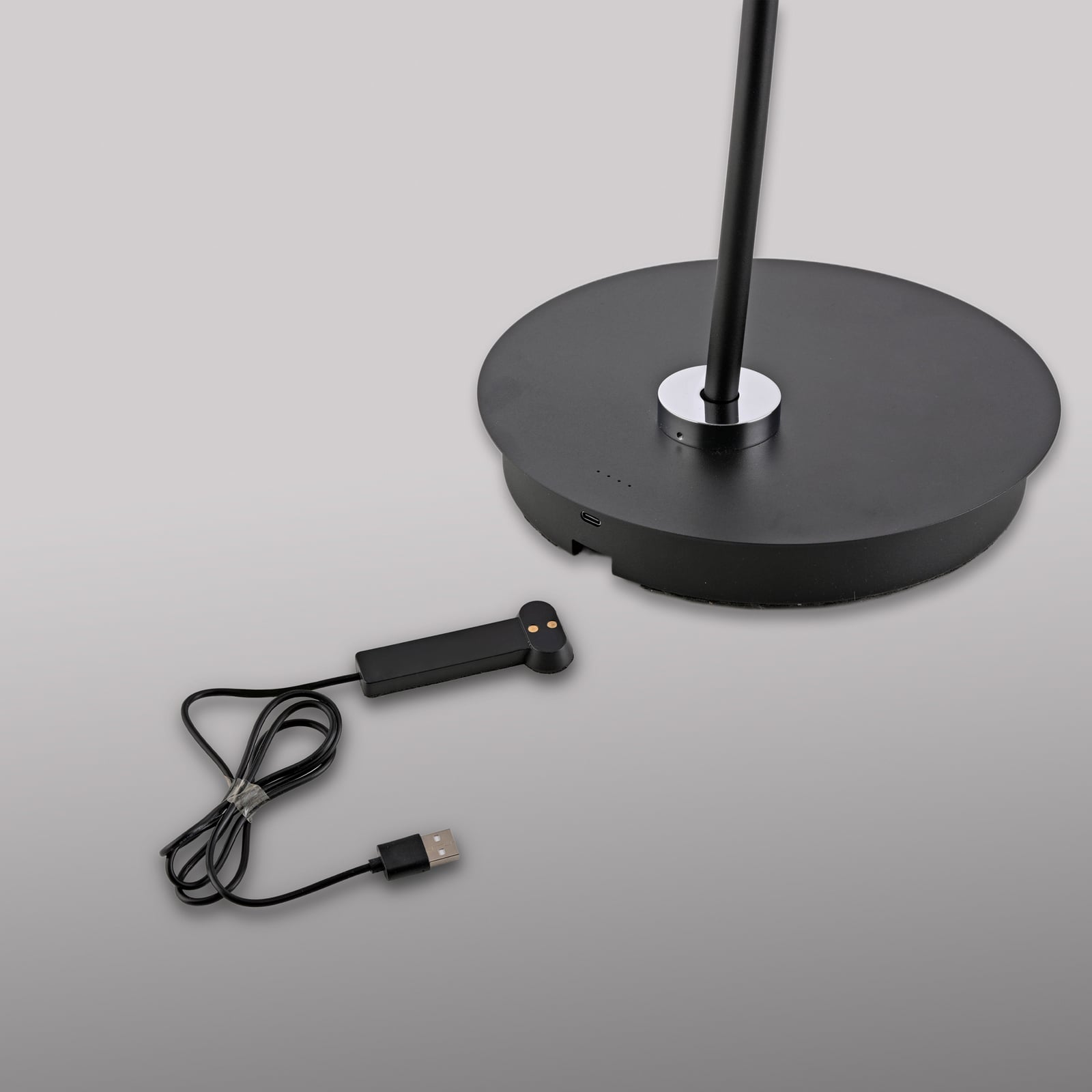 LED gulvlampe Akku-Bente dimbar svart CCT USB-C Paul Neuhaus lys i bruk
