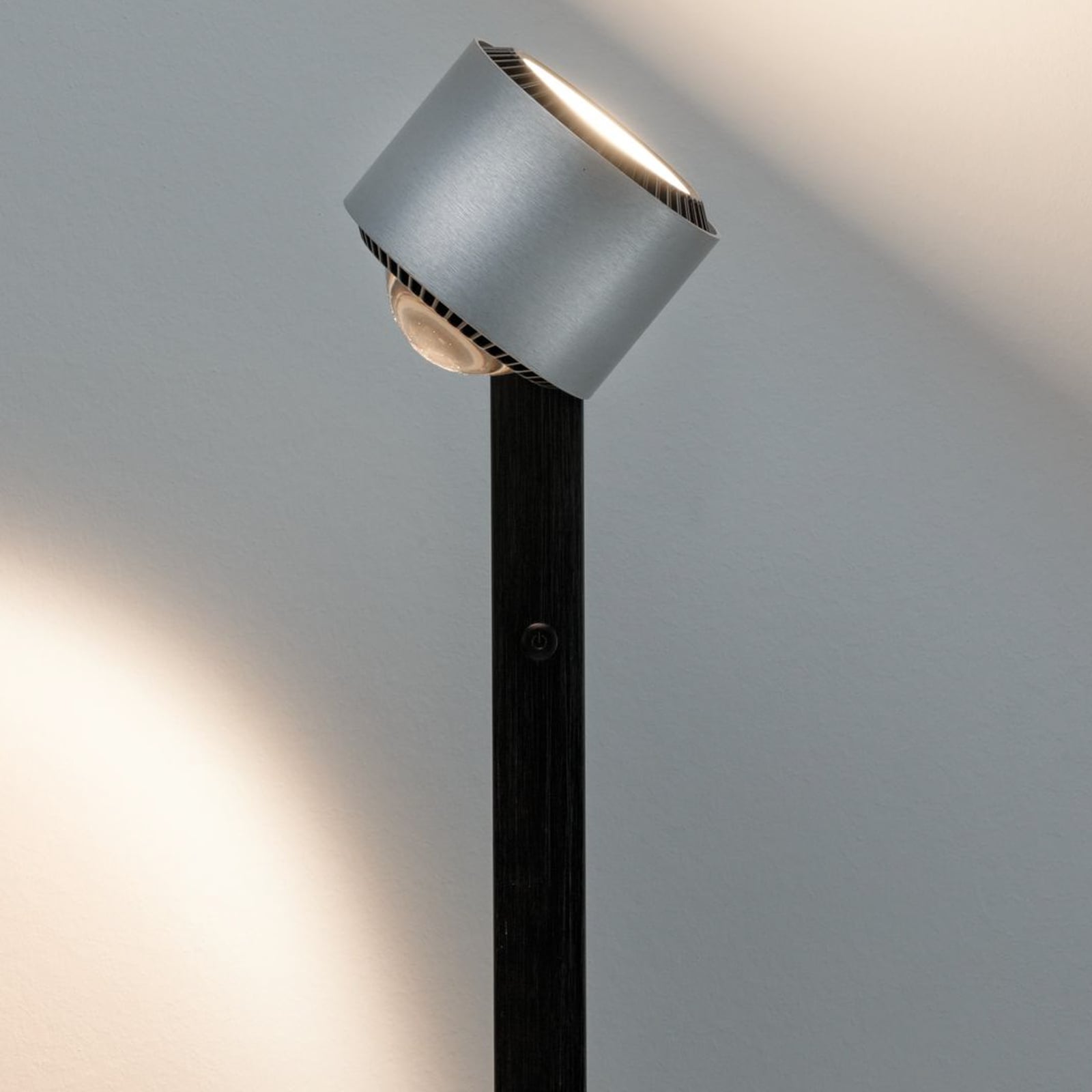 LED-gulvlampe Aldan dimbar høydejusterbar svart aluminium nærbilde av lampehode