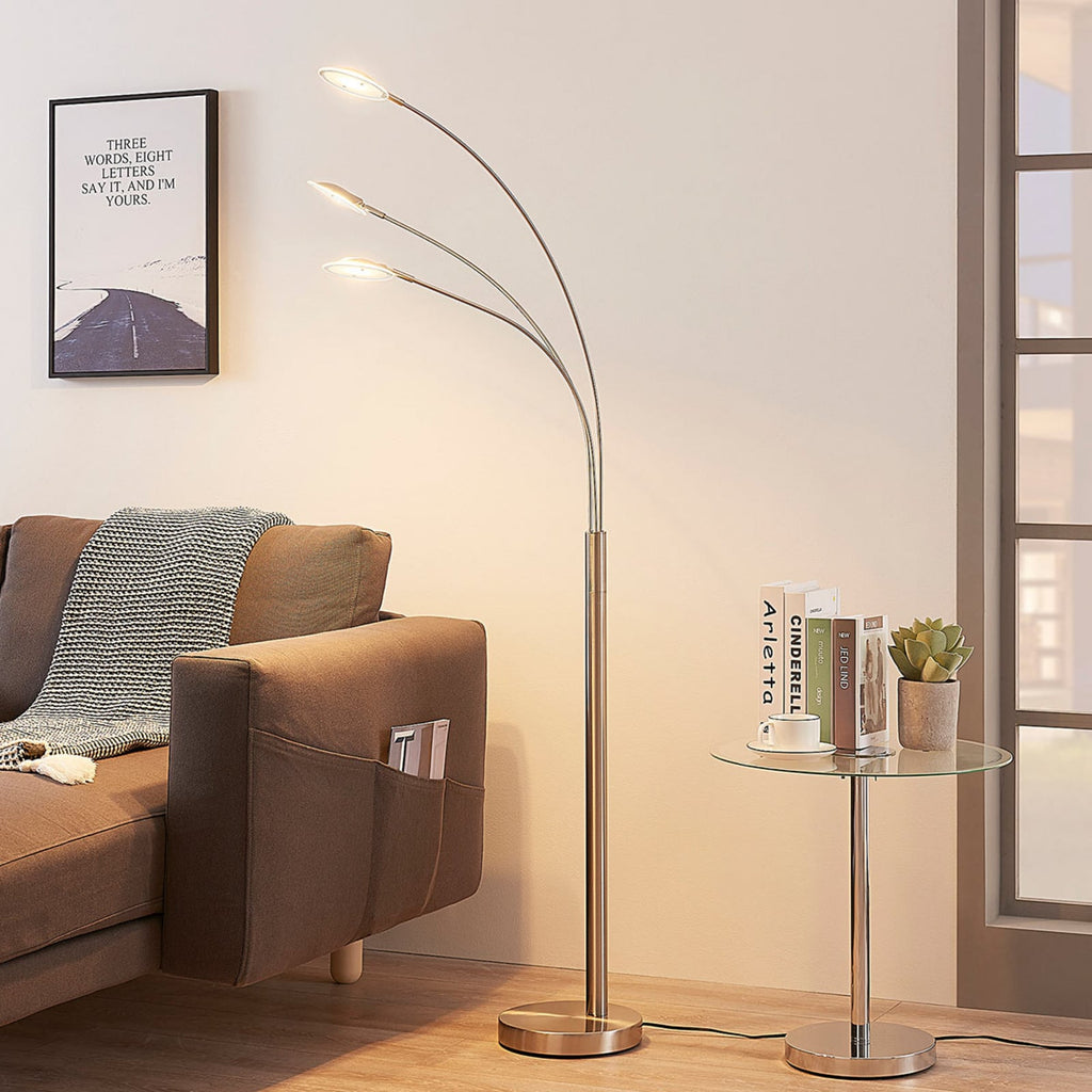 LED gulvlampe Anea 3-lys matt nikkel glass montert i stue