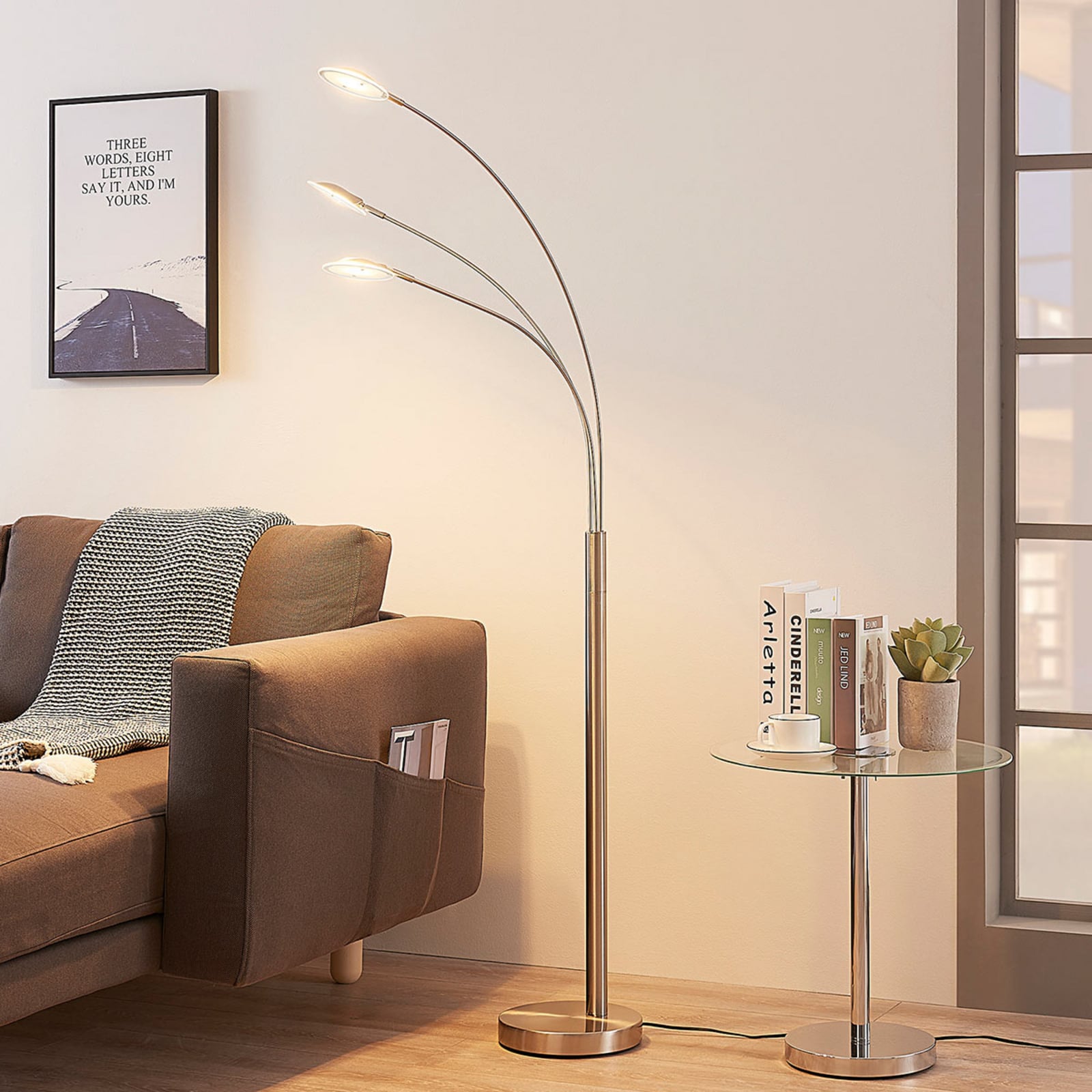 LED gulvlampe Anea 3-lys matt nikkel glass montert i stue