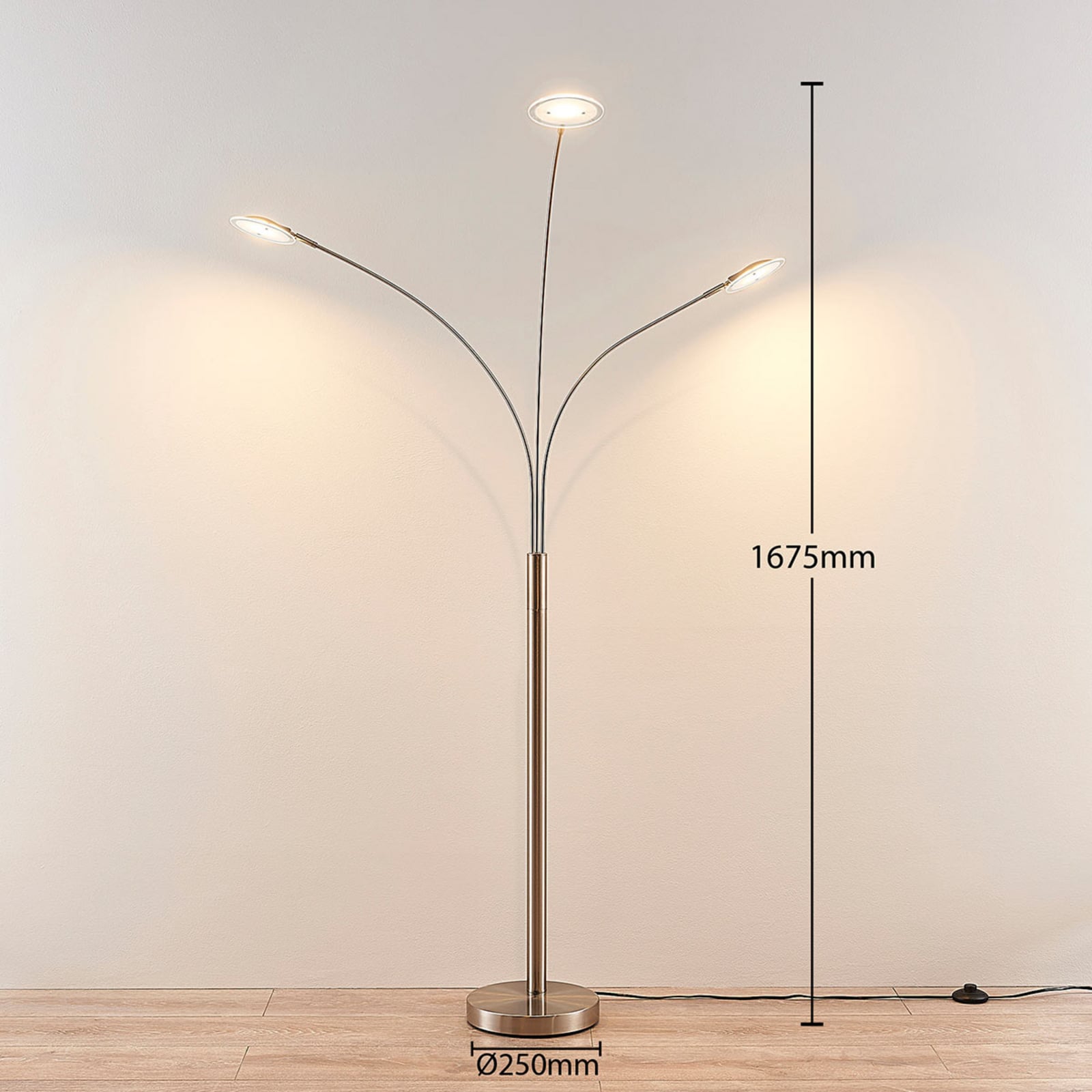 LED gulvlampe Anea 3-lys matt nikkel glass nærbilde av fot