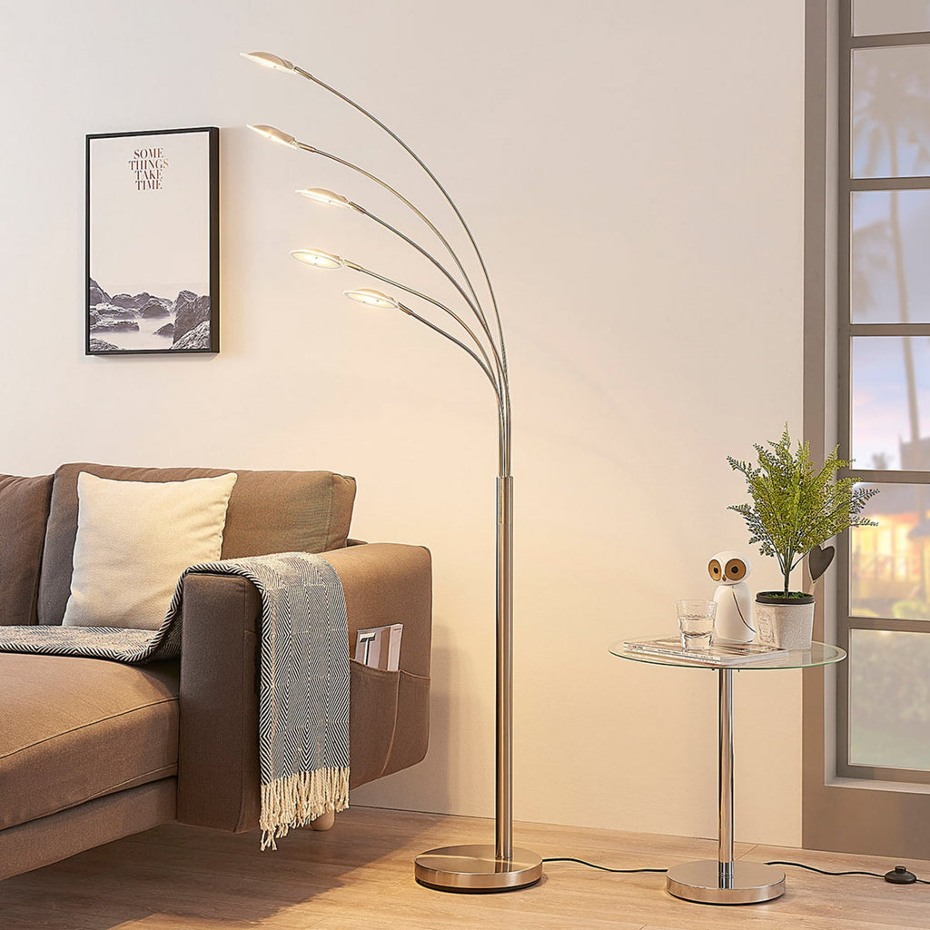 LED gulvlampe Anea 5-lys matt nikkel glass montert i rom
