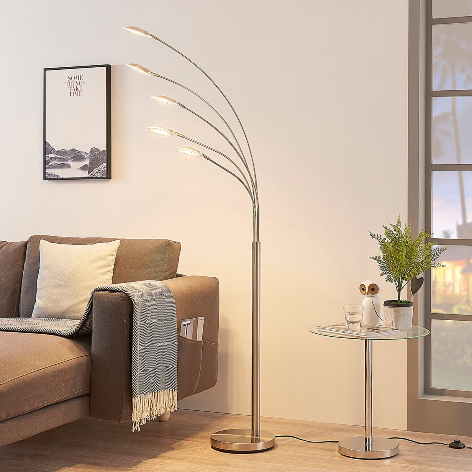 LED gulvlampe Anea 5-lys matt nikkel glass montert i rom