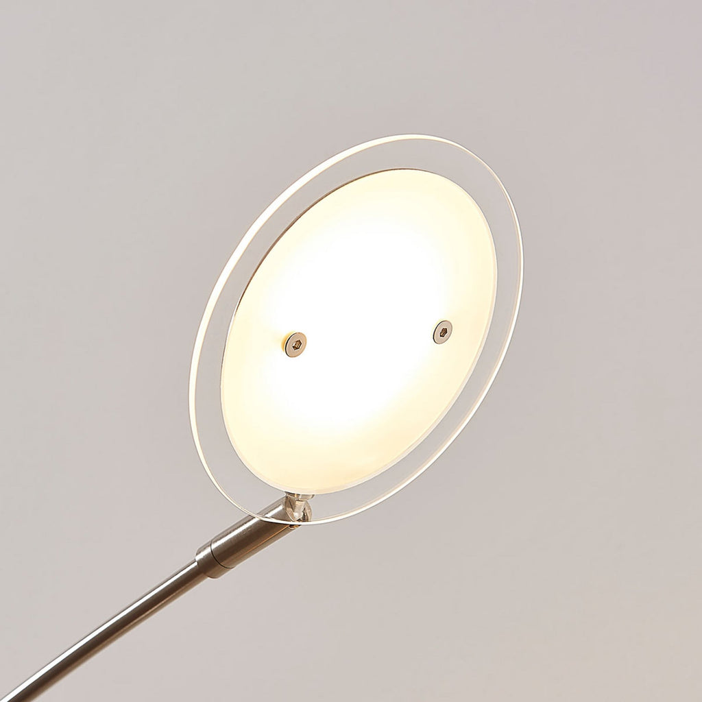 LED gulvlampe Anea 5-lys matt nikkel glass nærbilde av metallramme