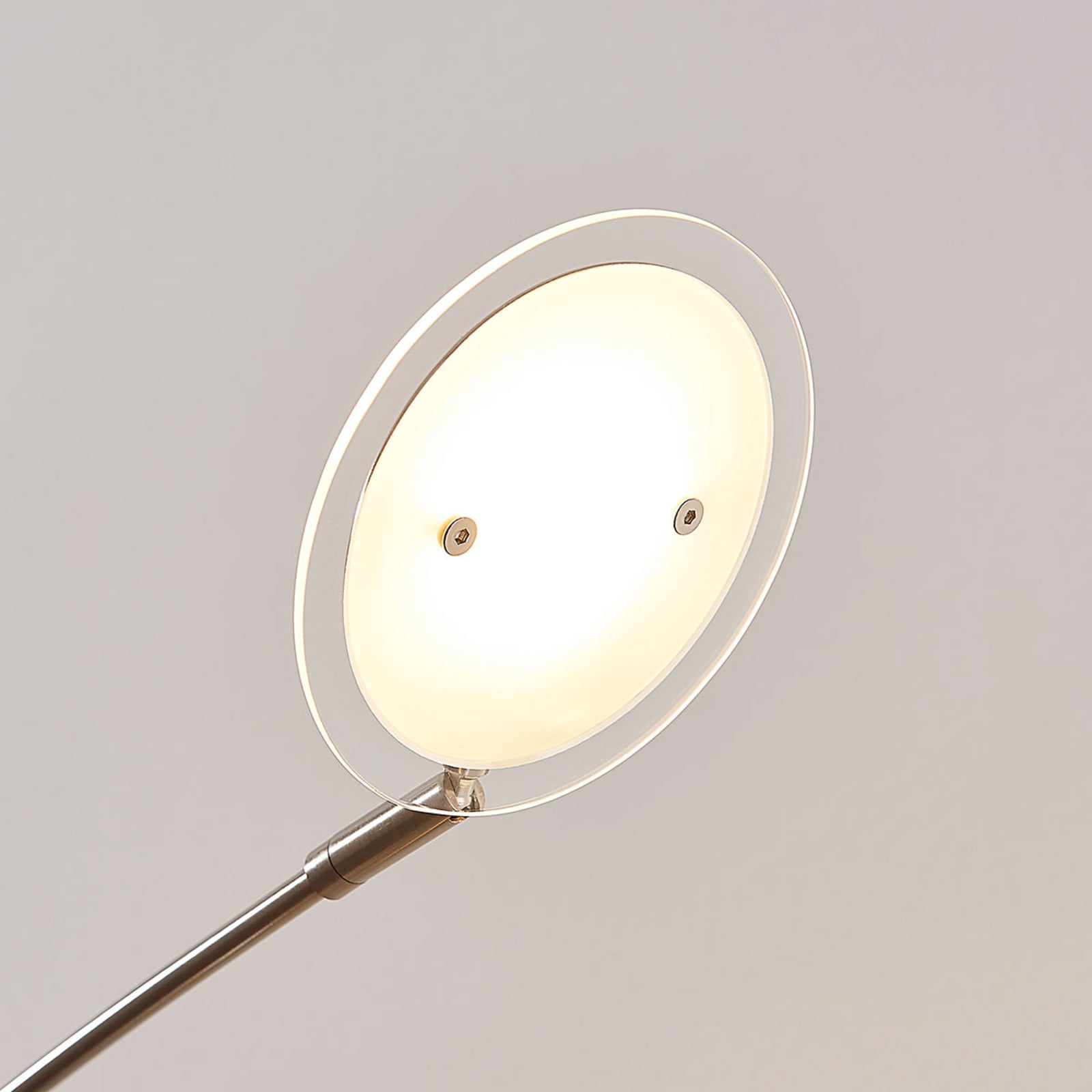 LED gulvlampe Anea 5-lys matt nikkel glass nærbilde av metallramme