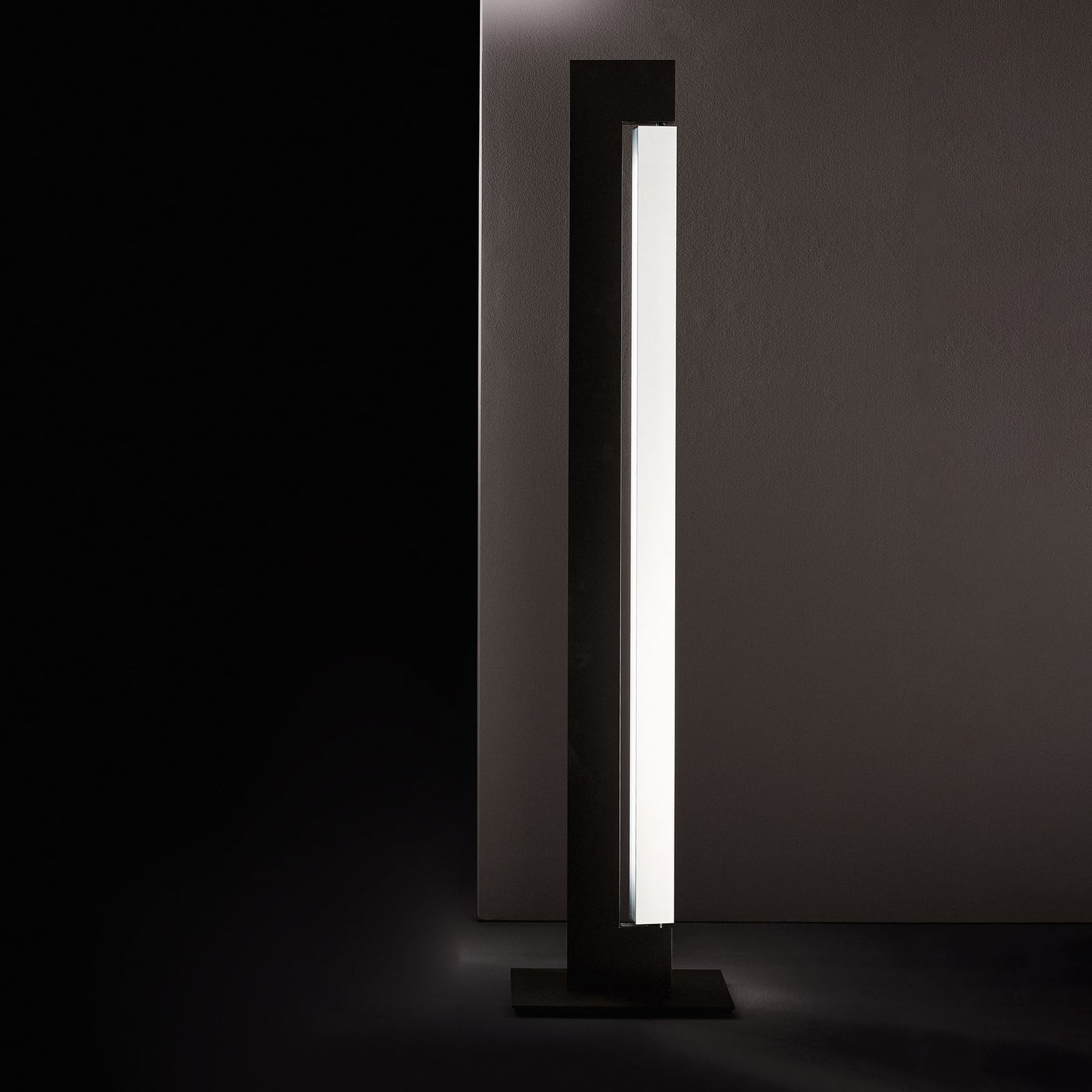 LED gulvlampe Ara dim-to-warm antrasitt aluminium 178 cm forfra
