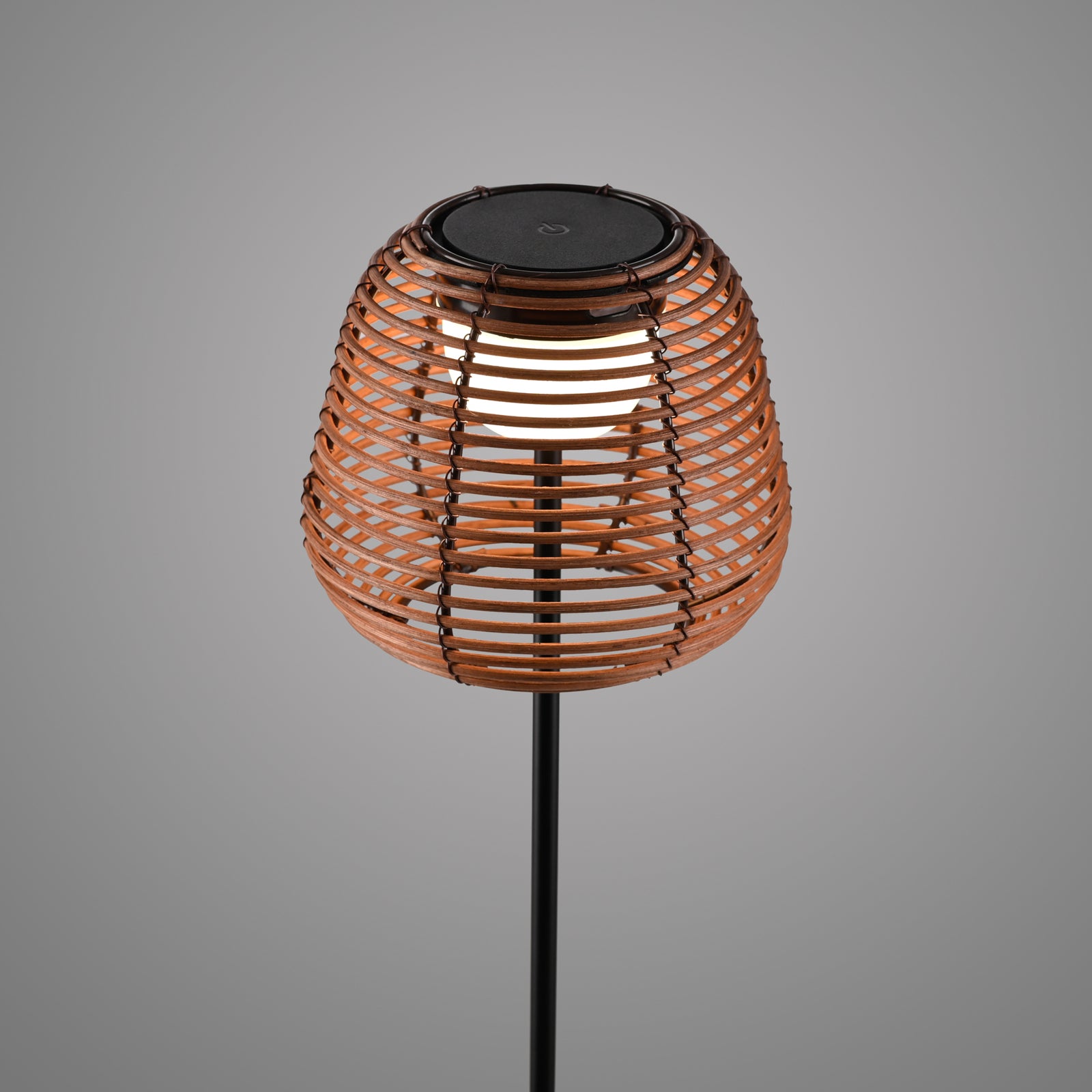 LED gulvlampe Askia oppladbar rotting dimbar IP54 montert i stue
