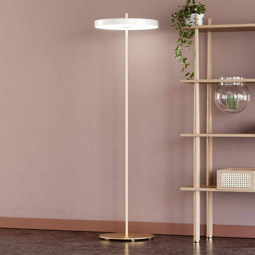 LED gulvlampe Asteria Floor dimbar hvit/gull nærbilde av lampeskjerm