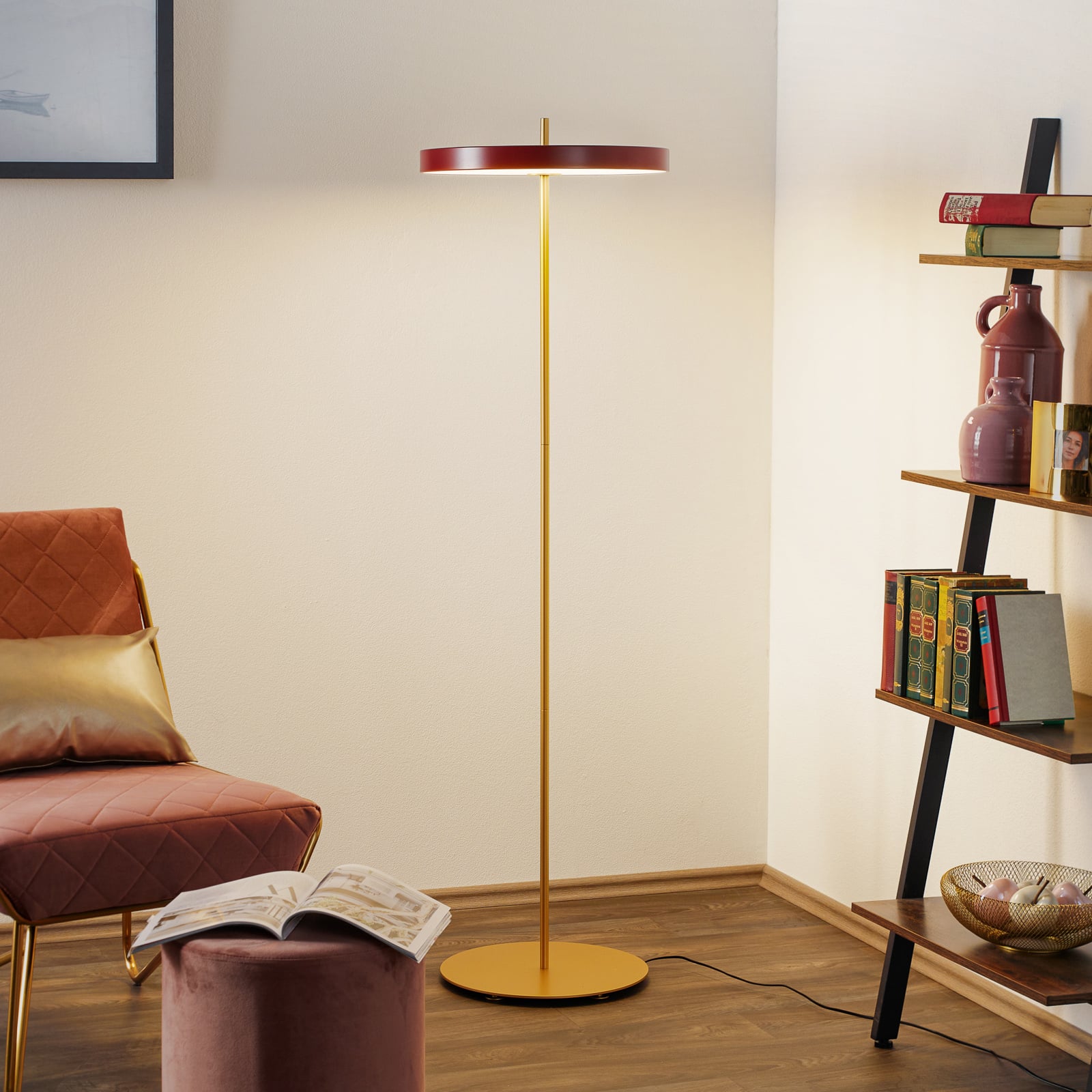 LED gulvlampe Asteria Floor dimbar rubinrød med slank metallkant