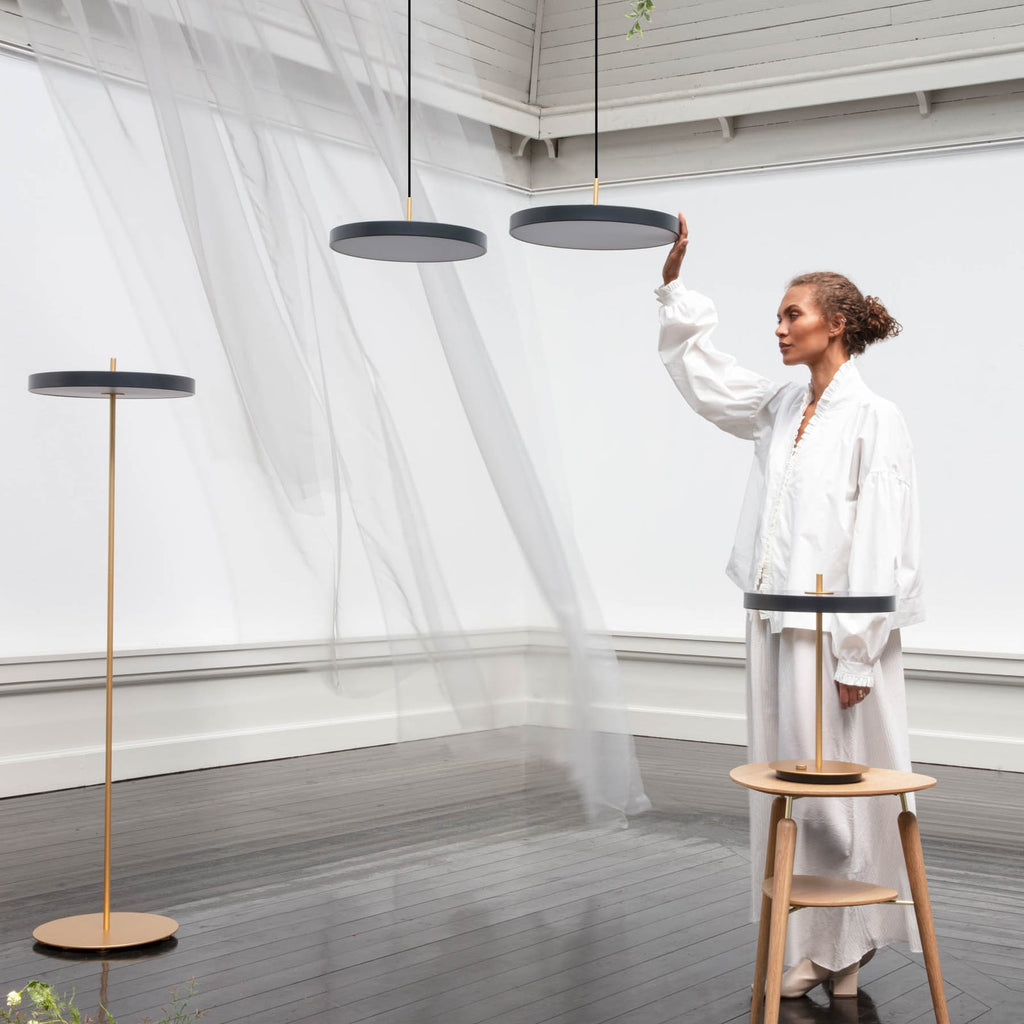 LED gulvlampe Asteria floor dimbar svart Ø43 cm detalj av skjerm