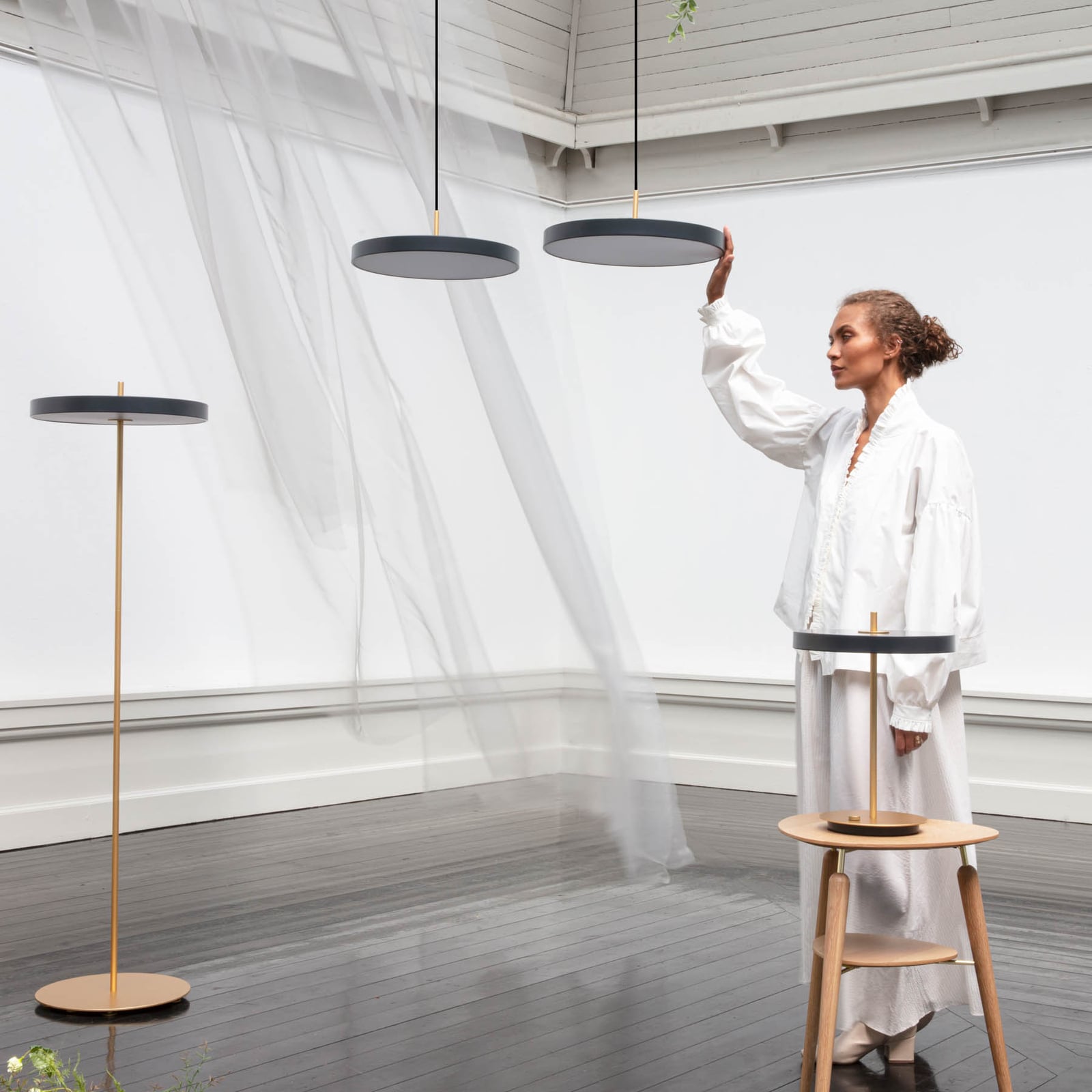 LED gulvlampe Asteria floor dimbar svart Ø43 cm detalj av skjerm
