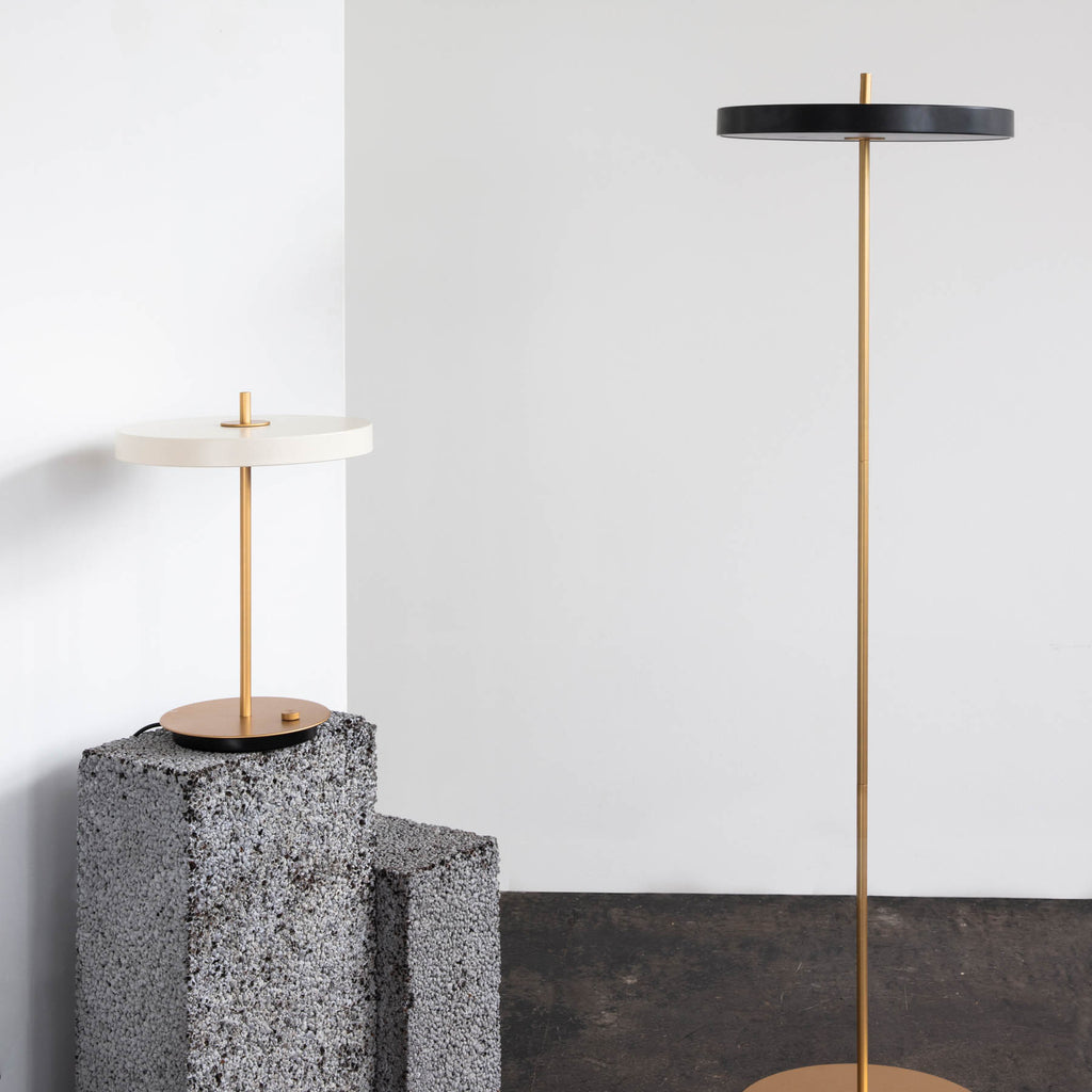 LED gulvlampe Asteria floor dimbar svart Ø43 cm nærbilde av dimmer