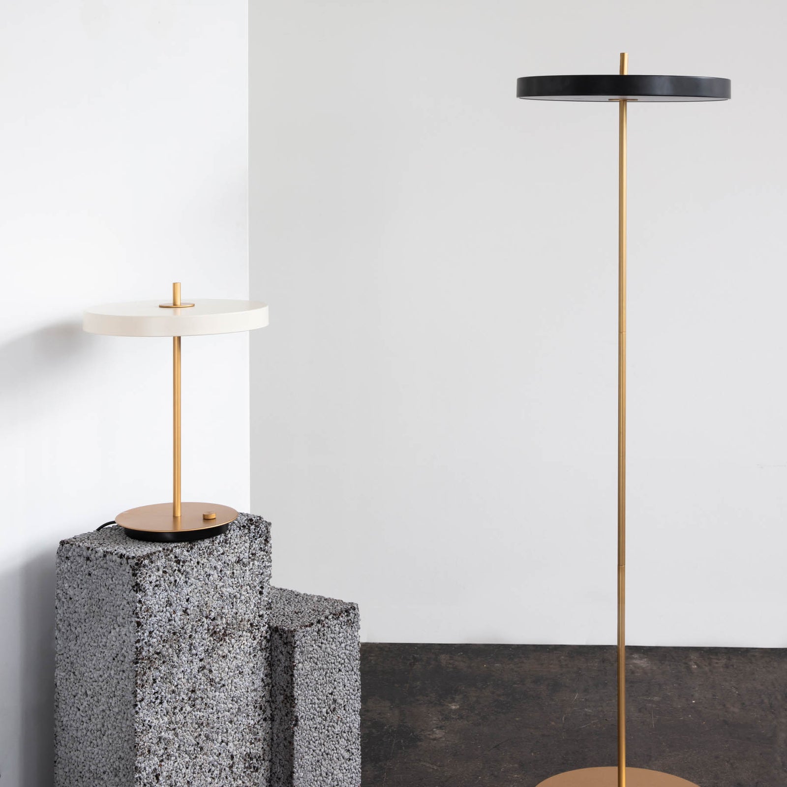 LED gulvlampe Asteria floor dimbar svart Ø43 cm nærbilde av dimmer