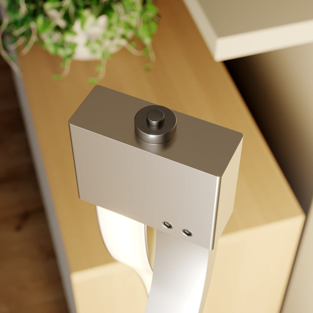 LED gulvlampe Auron nikkel bølgeformet dimbar 150 cm detalj av tastdimmer