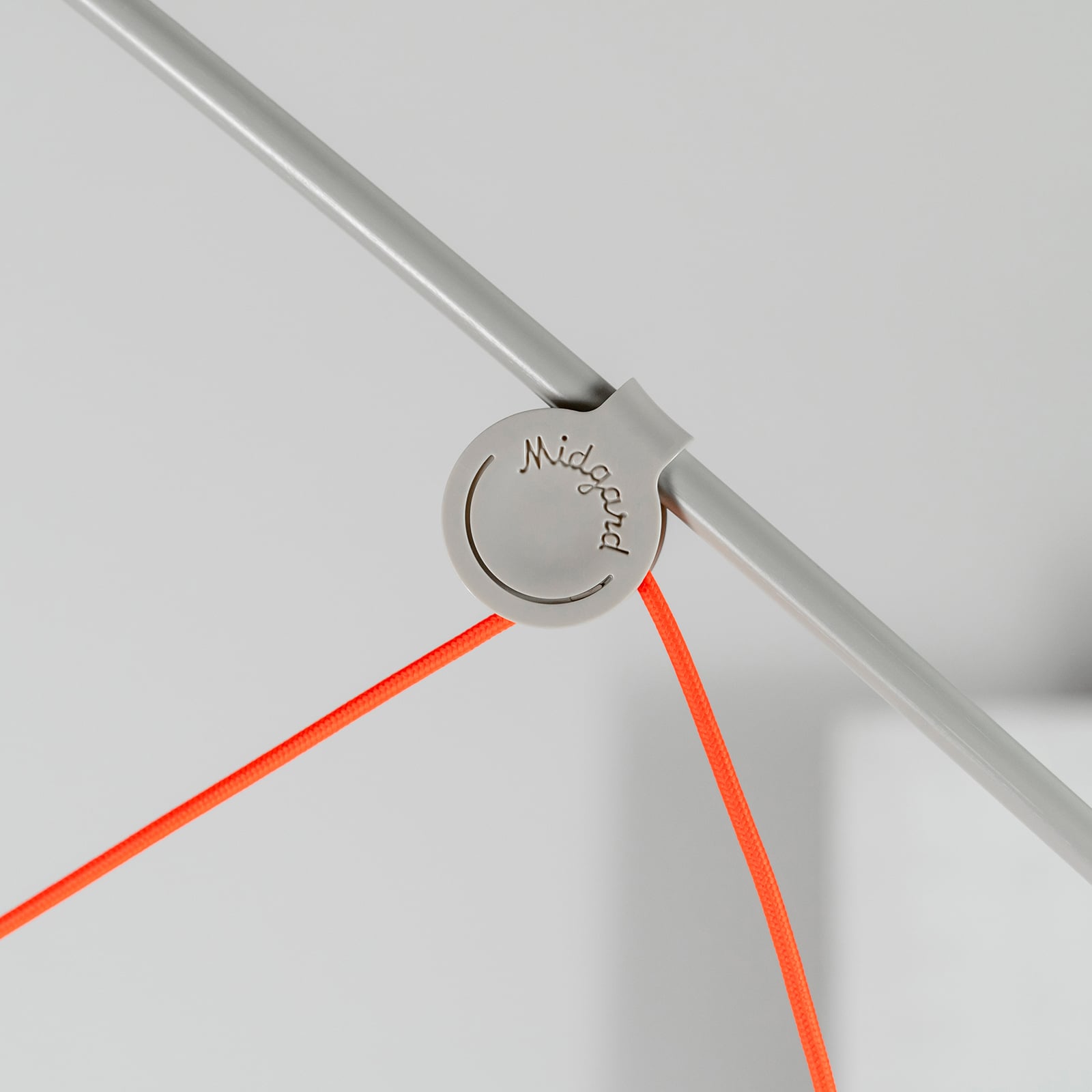LED gulvlampe AYNO XL bue dimbar grå/oransje detalj av lampehode