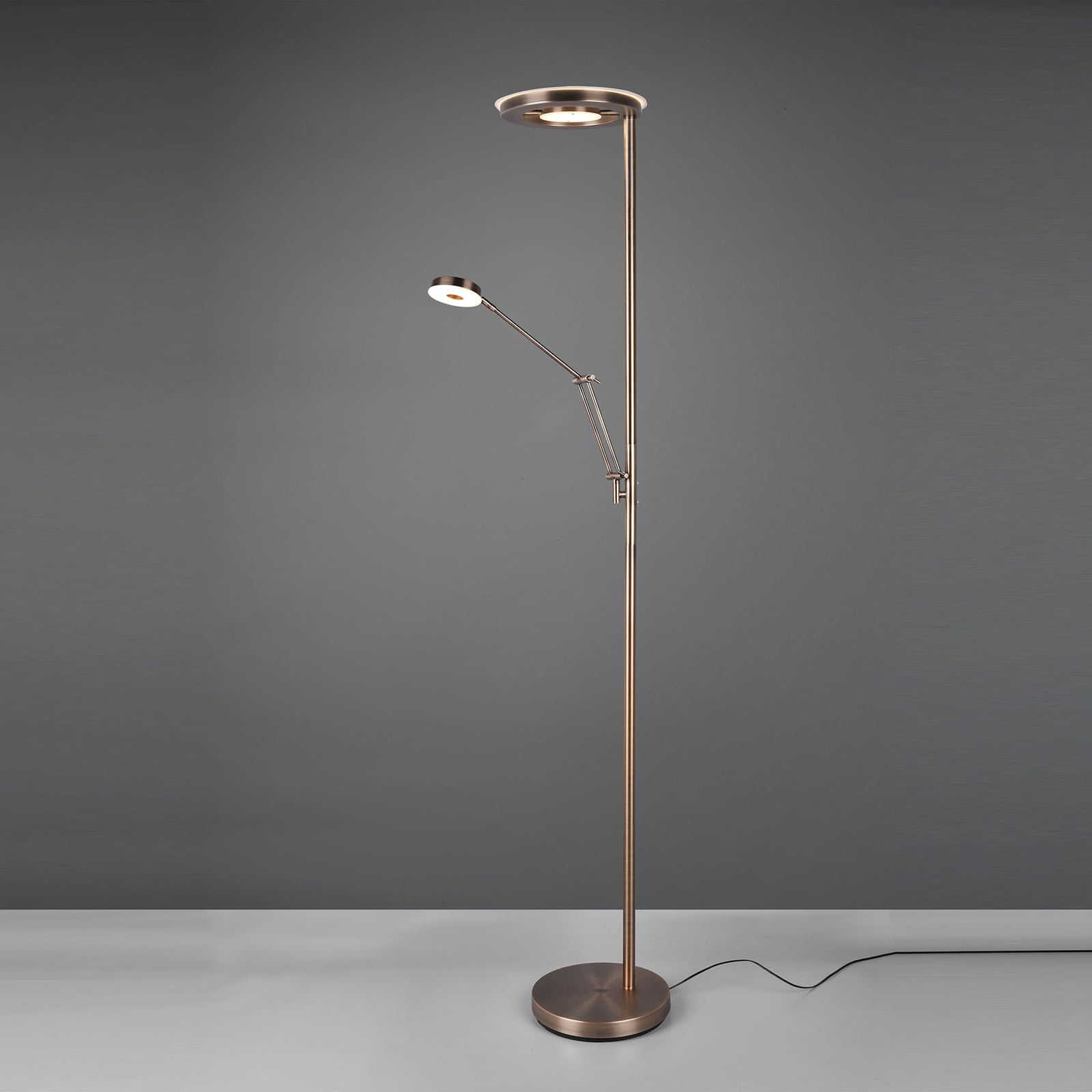 Nærbilde av LED gulvlampe Barrie med leselys antikk messing dimbar CCT