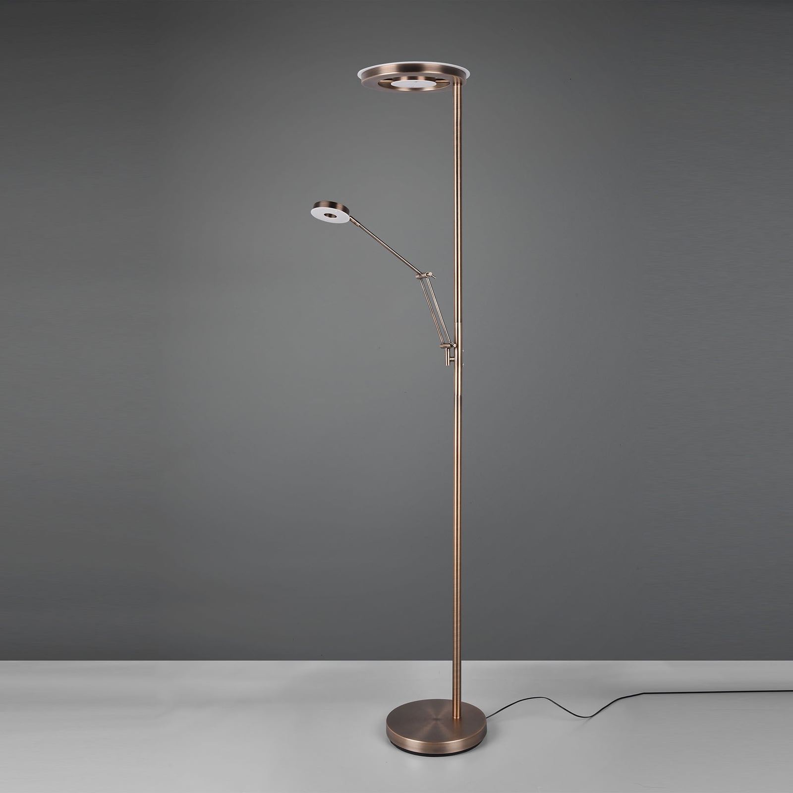 Detalj av touchdimmer på LED gulvlampe Barrie med leselys antikk messing dimbar CCT