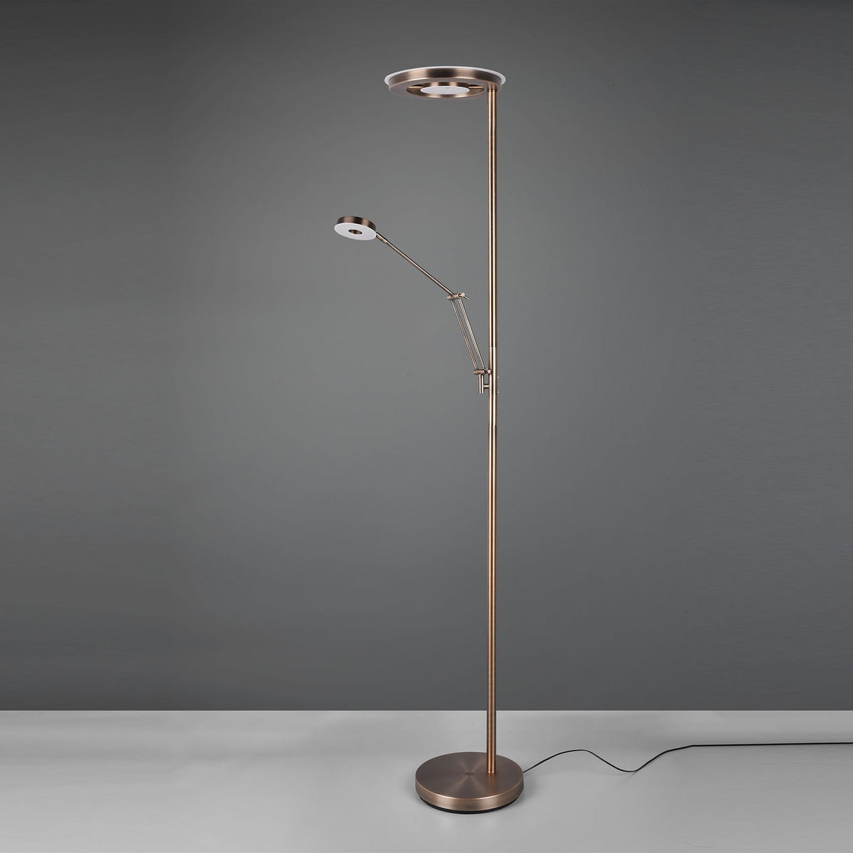 Detalj av touchdimmer på LED gulvlampe Barrie med leselys antikk messing dimbar CCT
