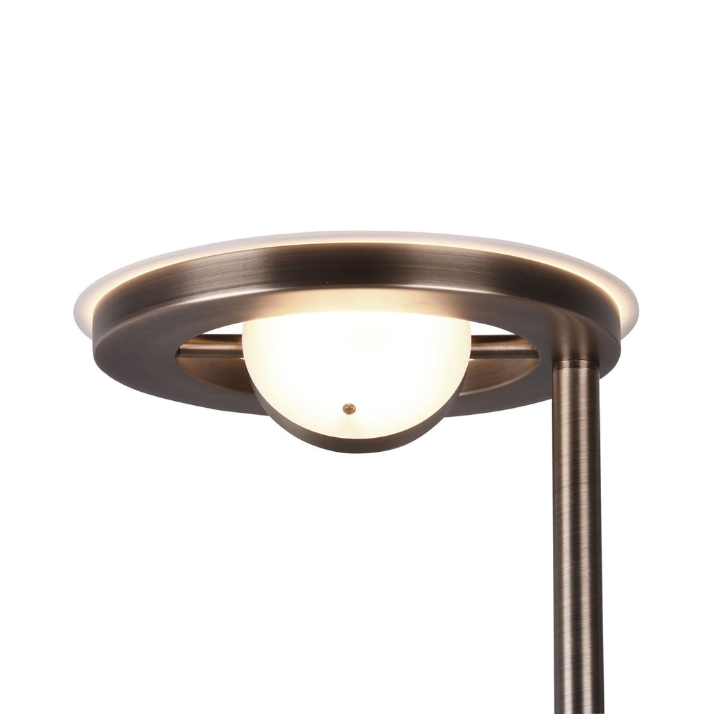 LED gulvlampe Barrie med leselys antikk messing dimbar CCT montert i stue