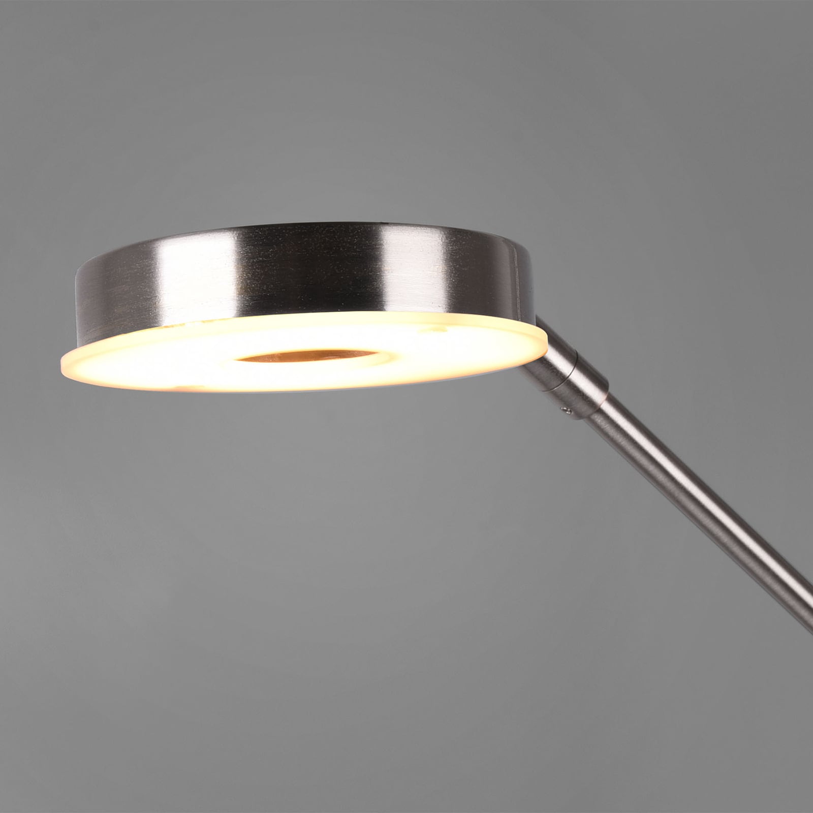 LED gulvlampe Barrie med leselys dimbar matt nikkel detalj av lampefot