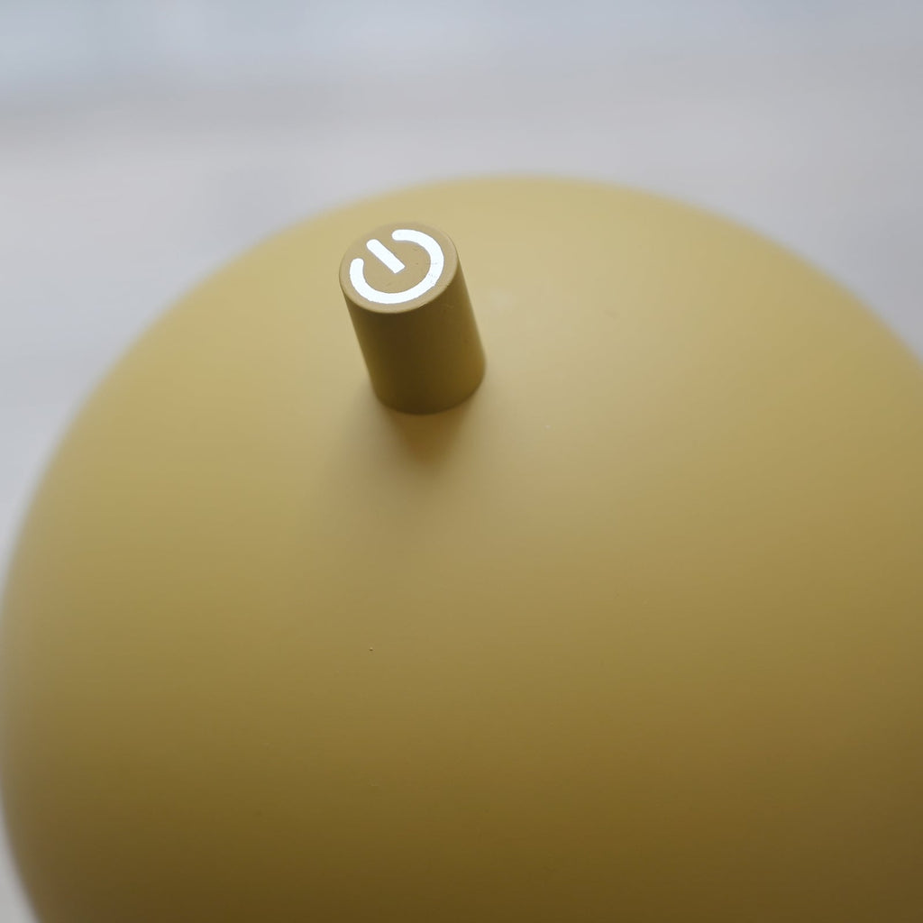 Nærbilde av touch-dimmer på LED gulvlampe Bellies