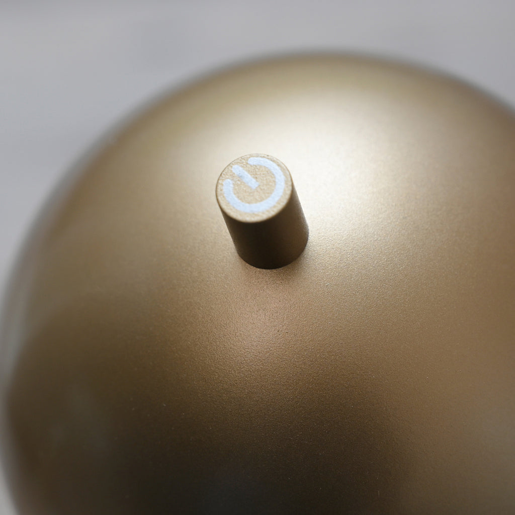 LED gulvlampe Bellies med flaskeholder som dekorativ løsning