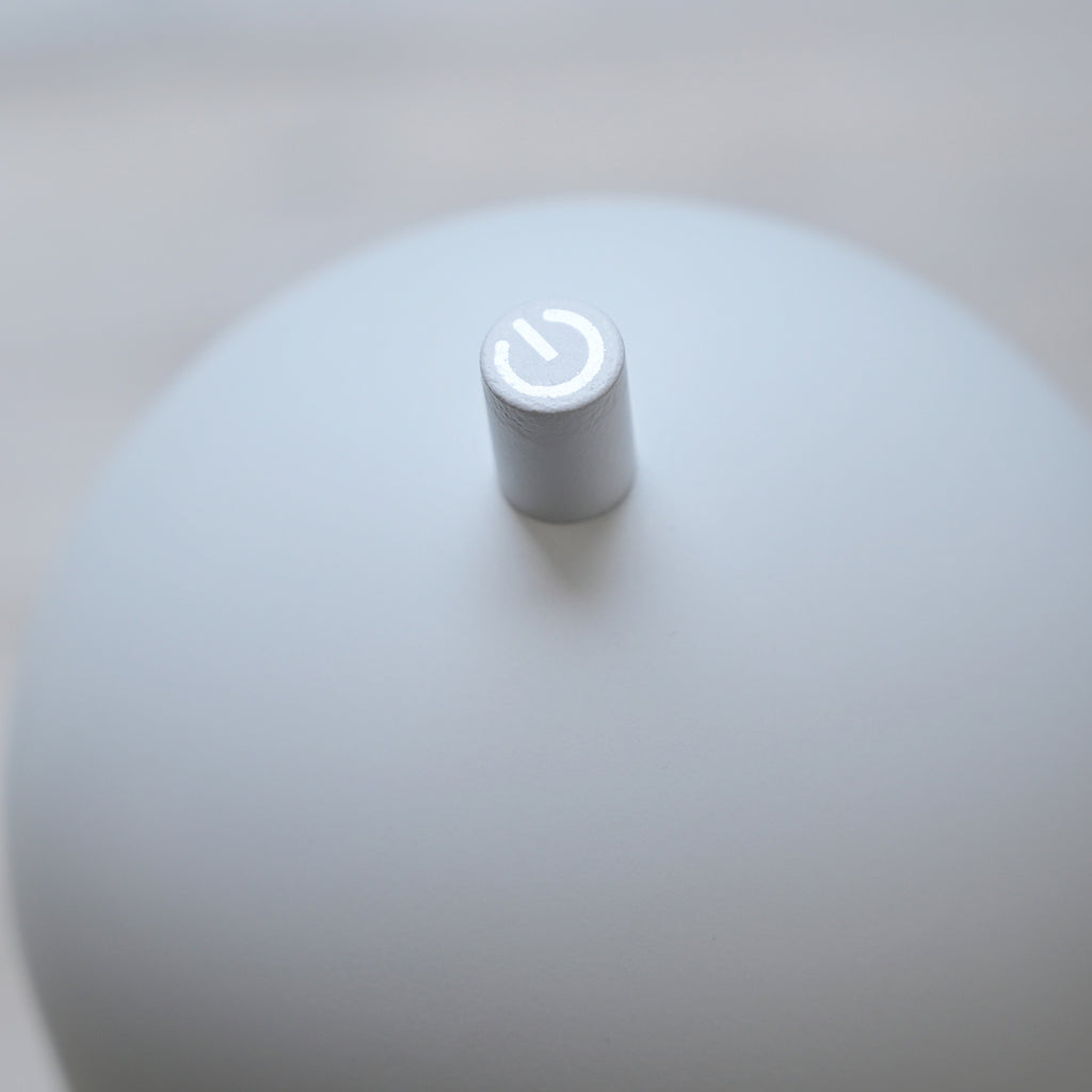 Nærbilde av touch-dimmer på LED gulvlampe Bellies oppladbar dimbar hvit IP54