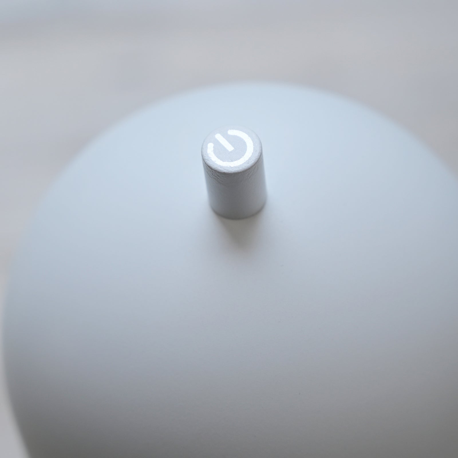 Nærbilde av touch-dimmer på LED gulvlampe Bellies oppladbar dimbar hvit IP54